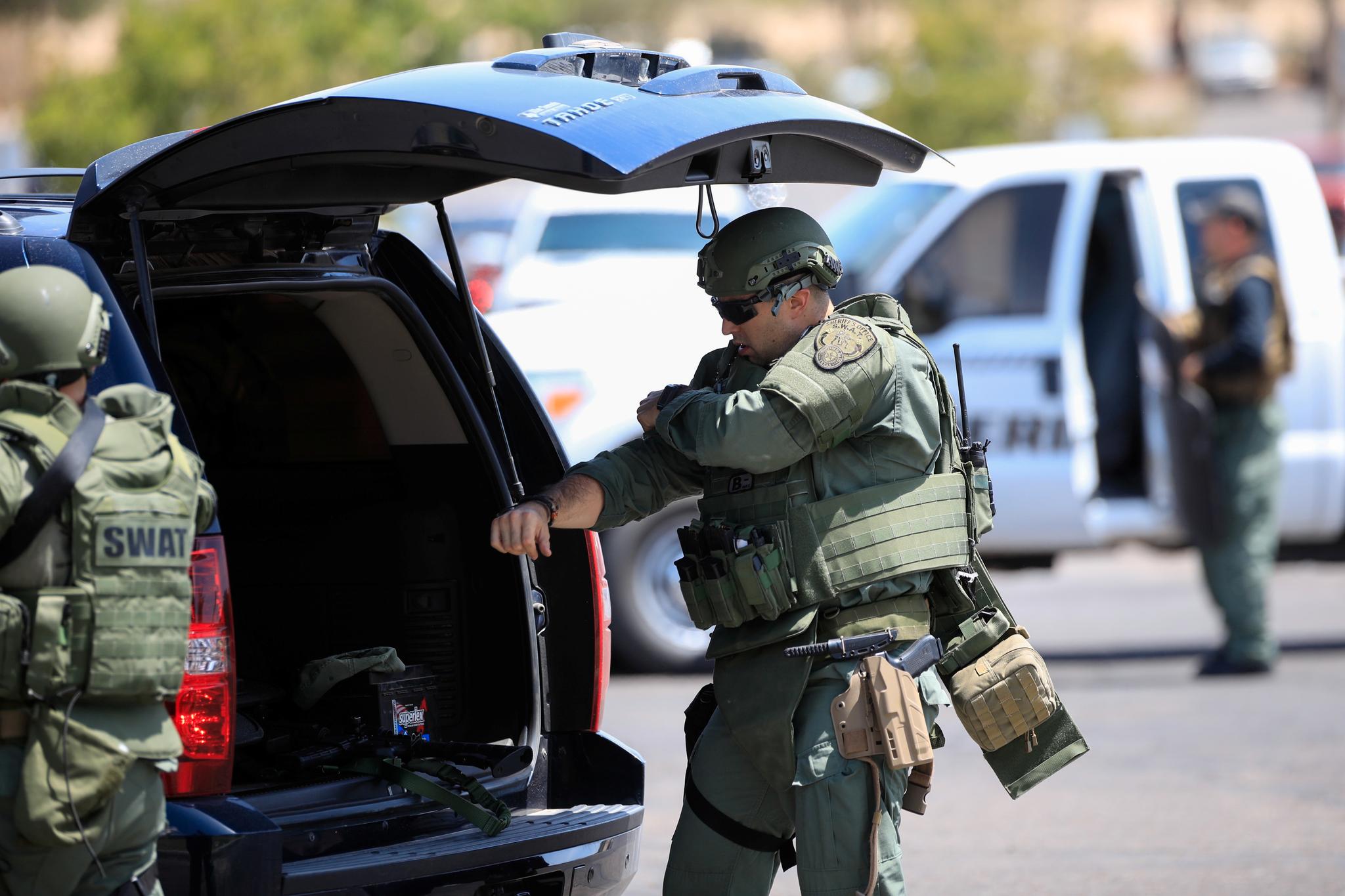 Politiets SWAT-enhet rykket ut da det kom inn meldinger om skyting ved et kjøpesenter i El Paso i Texas lørdag.