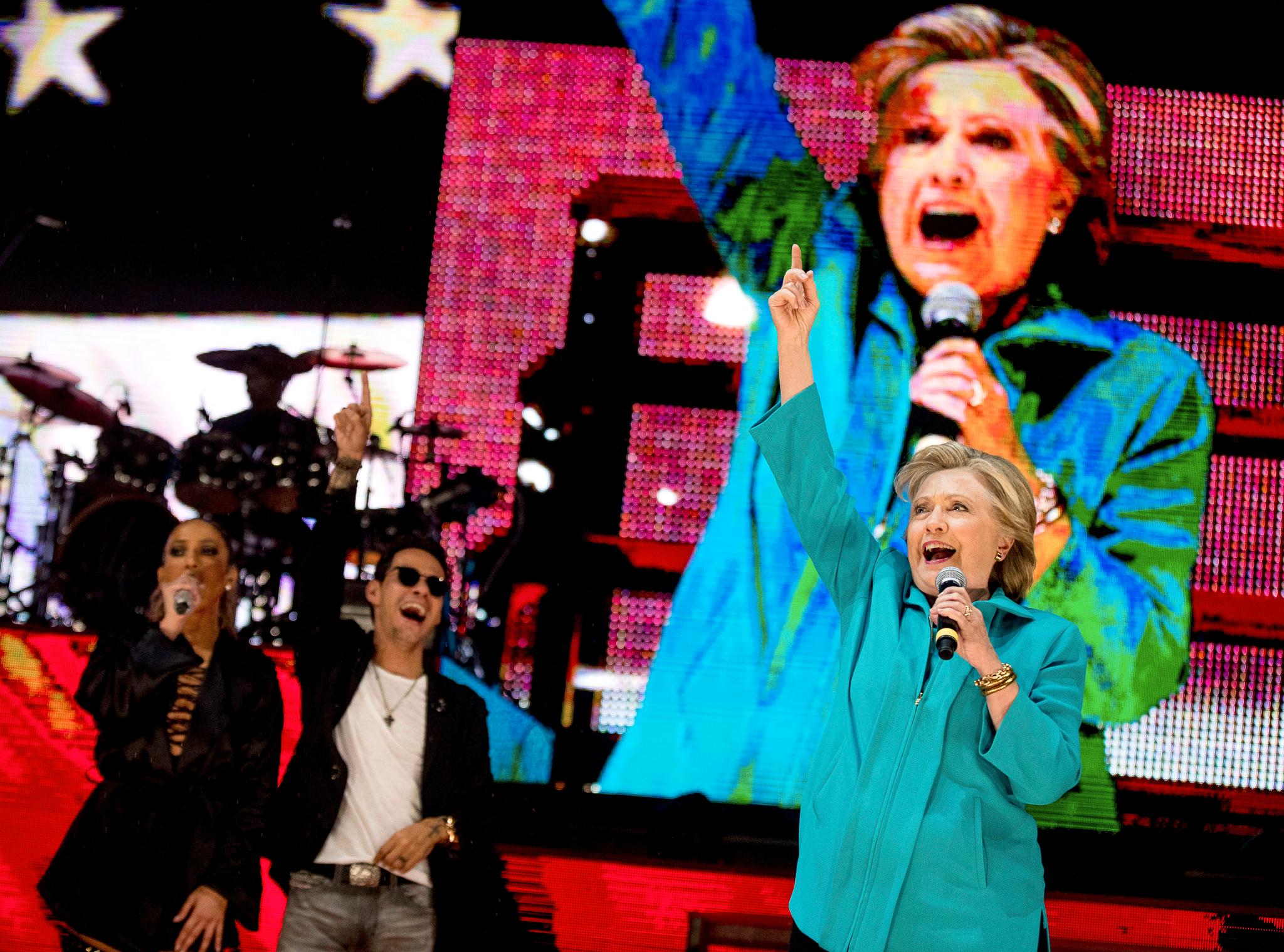 Artistene Jennifer Lopez og Marc Anthony varmet opp for Hillary Clinton foran over 7000 tilskuere.
