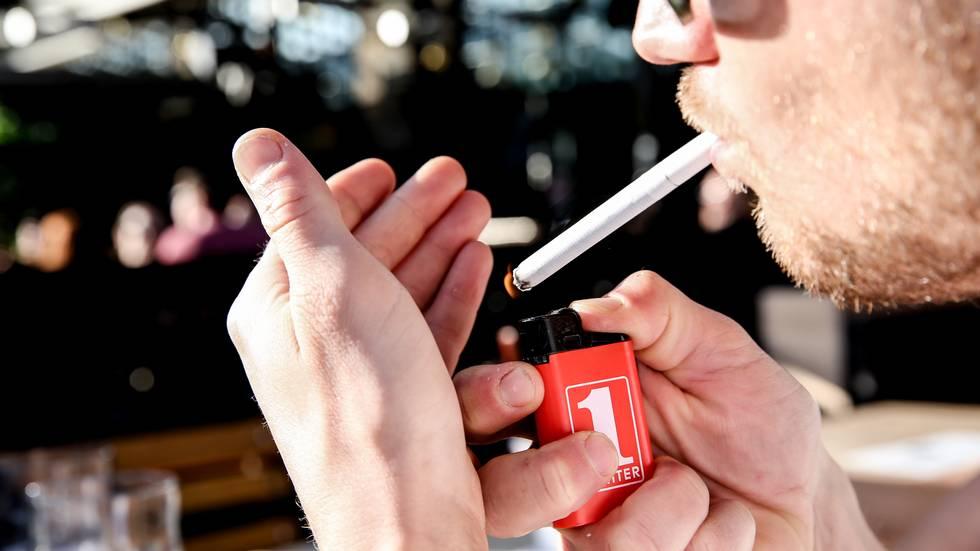 Mens bare 9 prosent av befolkningen røykte daglig i 2020, er andelen 17 prosent for dem mellom 55 og 64 år, viser tall fra Statistisk sentralbyrå. Blant unge er snus mer utbredt enn røyking.  