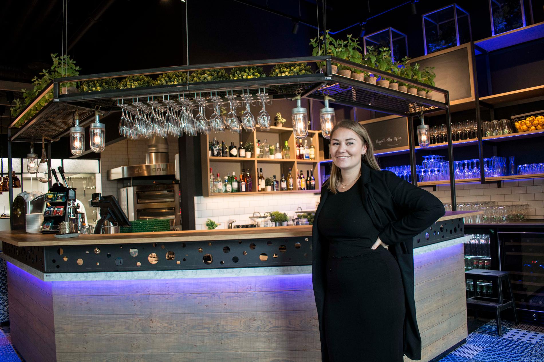 Amanda Lorås (23) ble ferdig utdannet i vår. Nå er hun ansatt som restaurantsjef i den nye Garcia-restauranten.