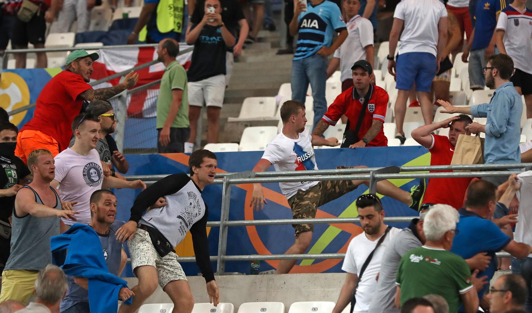 Russiske pøbler gikk til angrep på engelske fotballfans i Marseille.