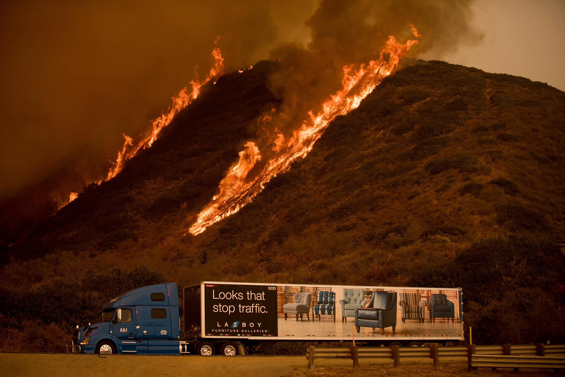 PÅ FLUKT: Flere kraftige skogbranner har drevet over 230.000 mennesker på flukt fra sine hjem i Los Angeles-området. 