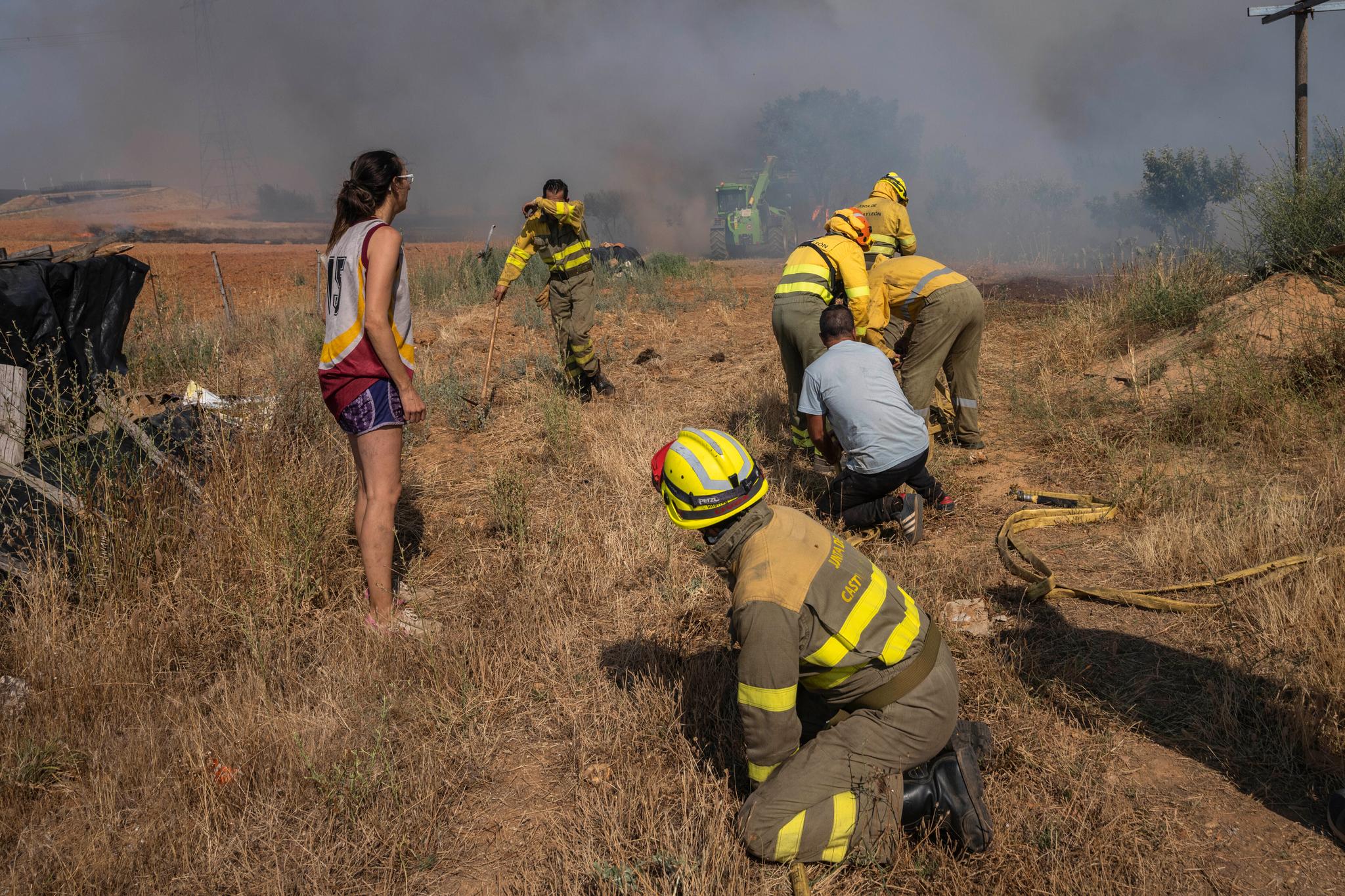 Brannmenn og beboere forsøker å redde et hus i Tabara i Nordvest-Spania 19. juli i år. Klimaskeptikere får tommelen ned fra forskere når de forsøker å nå ut med et budskap om at ekstremvær har vært verre før. 