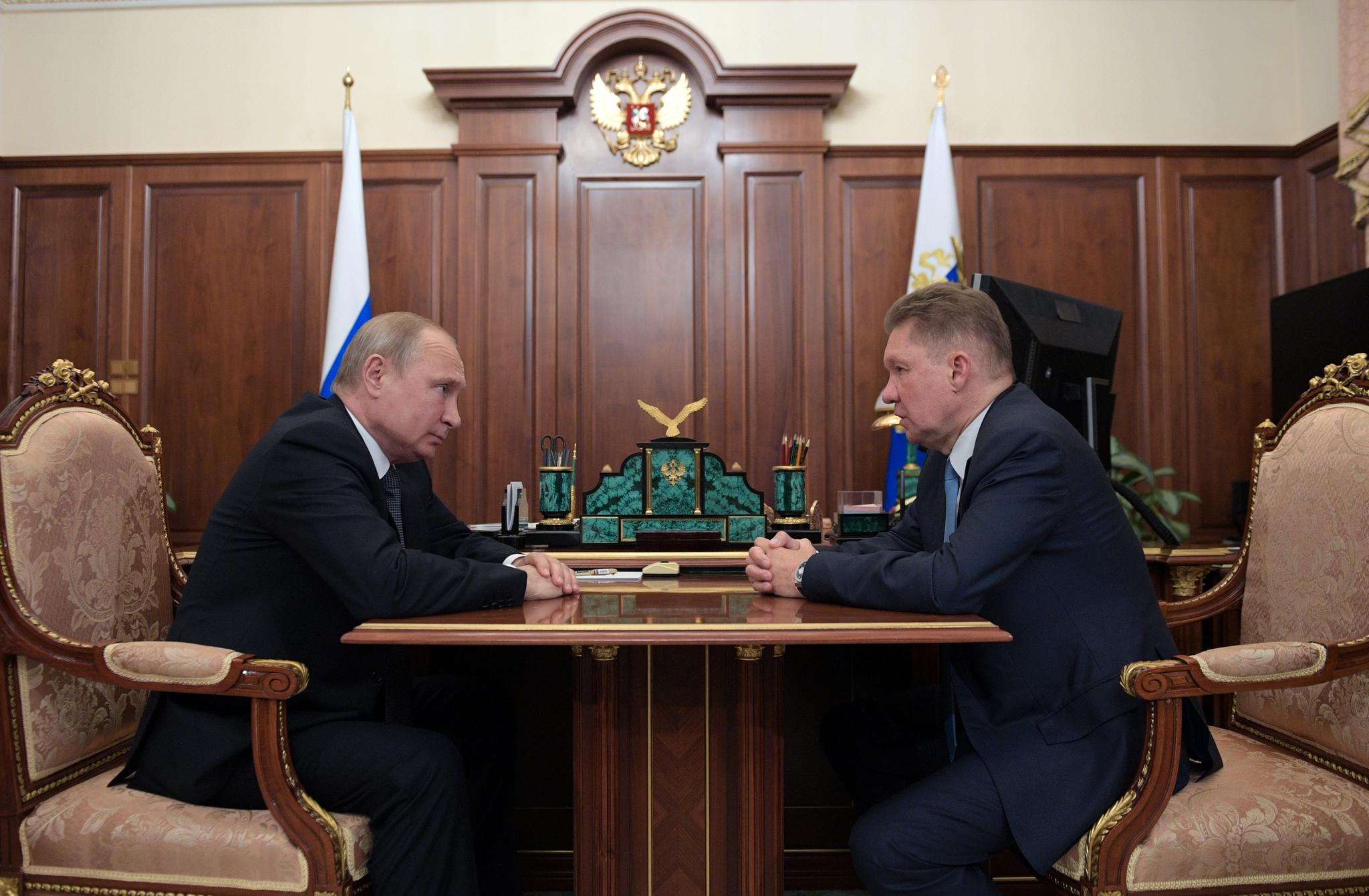Russland fordømmer de amerikanske sanksjonene. Her er landets president Vladimir Putin avbildet sammen med Gazprom-sjef Alexei Miller.