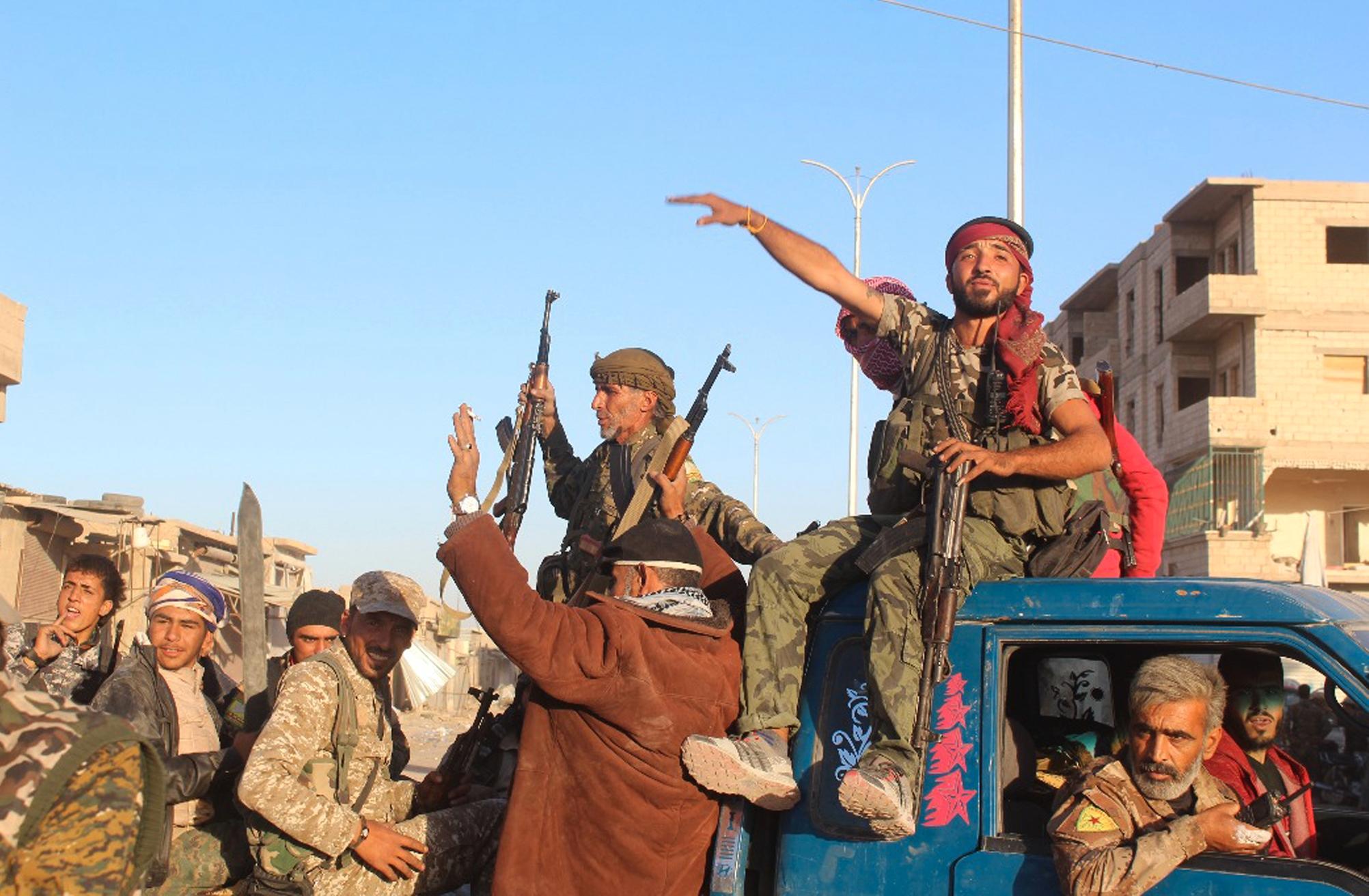 Dette bildet ble tatt av SDF-styrkene selv og levert ut til billedbyråene. Det viser soldater som feirer i Raqqa.
