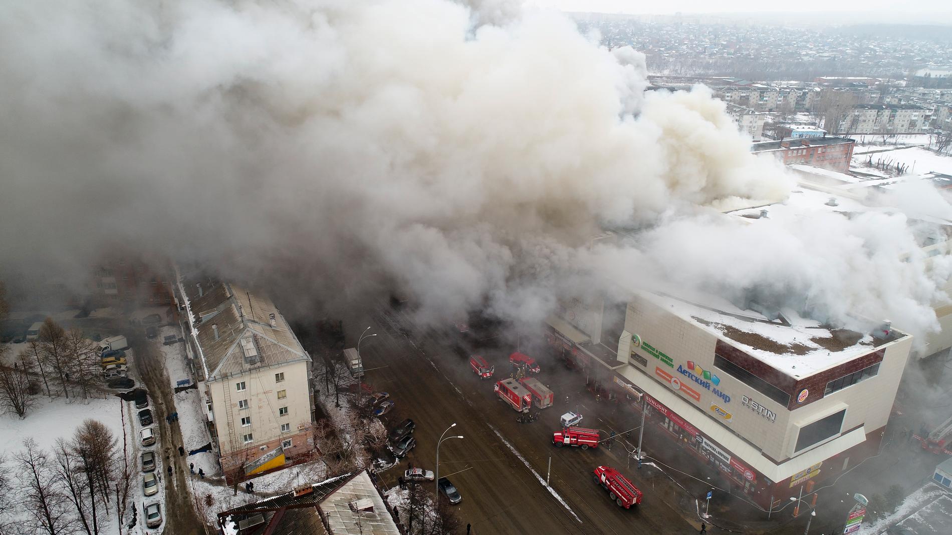 Brannen på kjøpesenteret i byen Kemerovo i Russland førte til kraftig røykutvikling. Foto: AP / NTB scanpix