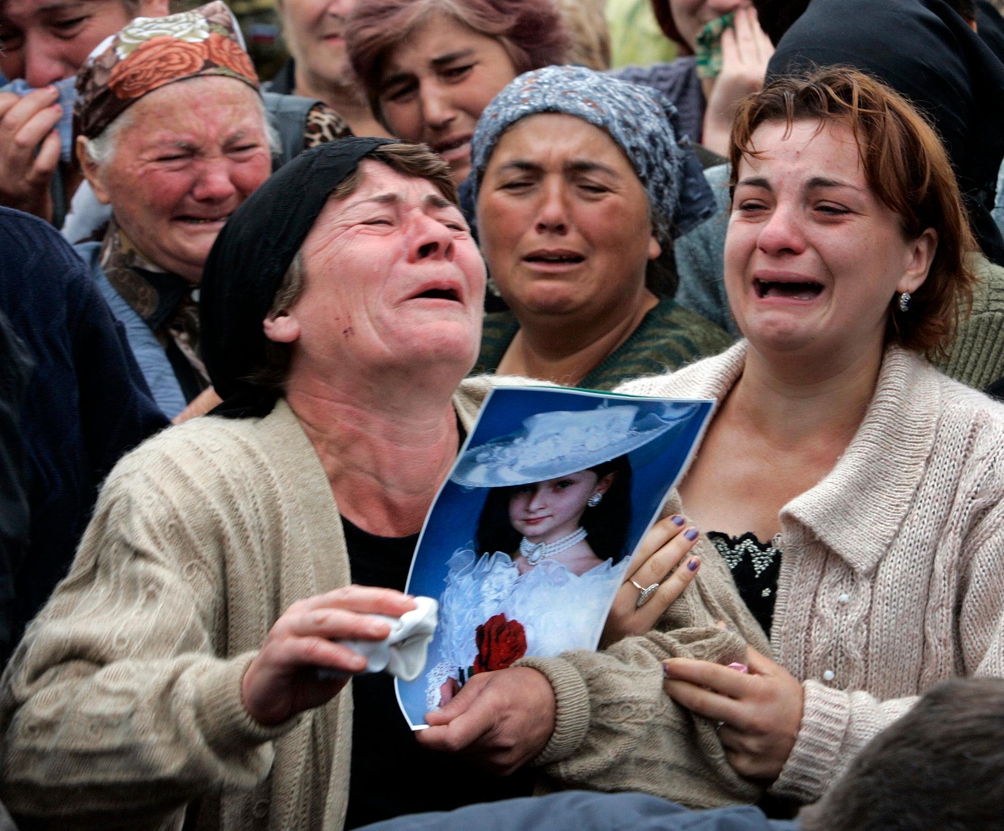Flere kvinner gråt da deres nærmeste ble gravlagt etter gisselaksjon i Beslan sør i Russland i 2004. 334 gisler ble drept, deriblant 186 barn. I april ble den russiske staten dømt i Menneskerettighetsdomstolen i Strasbourg for ikke å ha beskyttet ofrene i tilstrekkelig grad. 