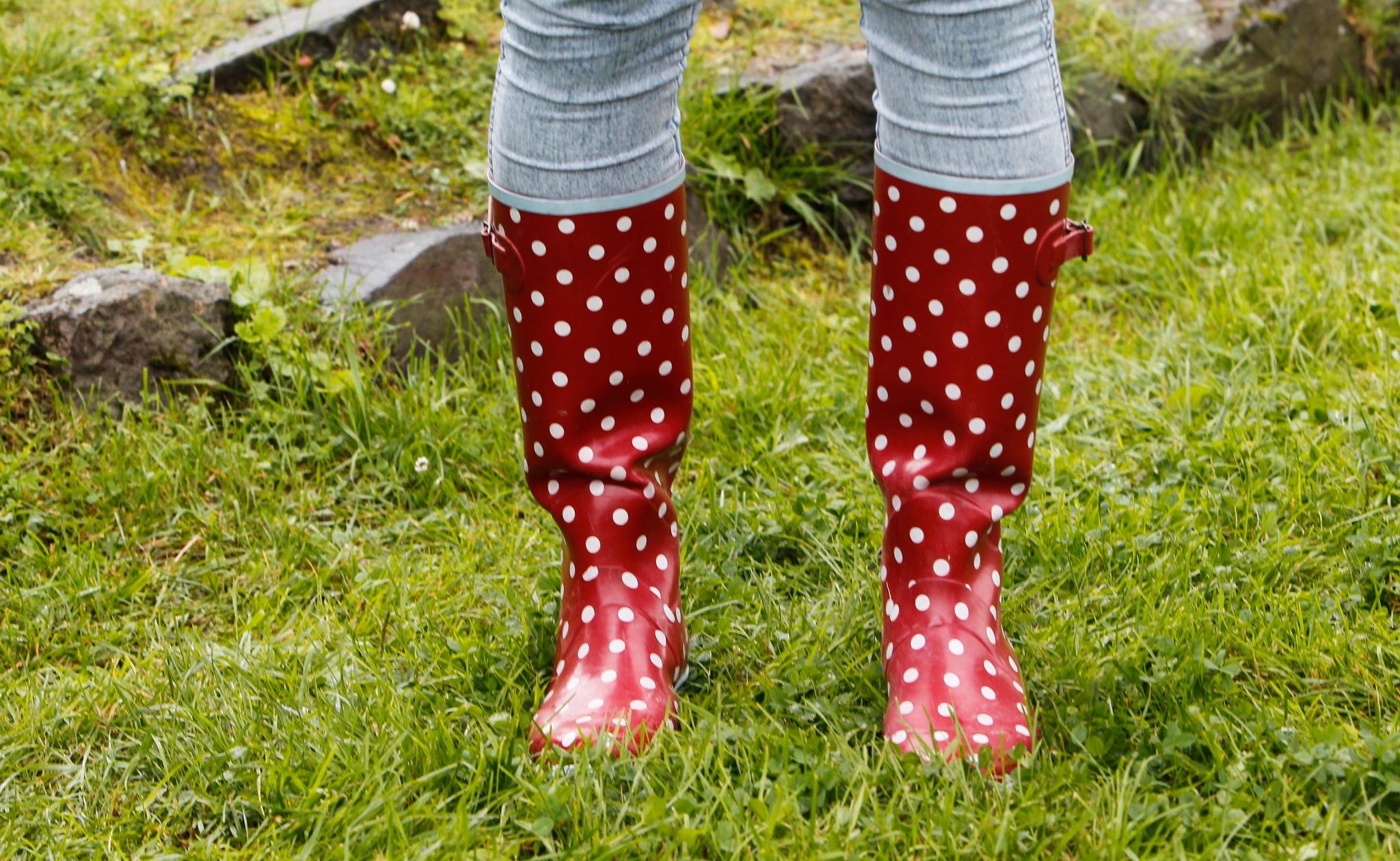 Gummistøvler kan være et anbefalt skotøy på Vestlandet, i Midt-Norge og i Nord-Norge i helgen. Østafjells bli det bedre vær, men også der med muligheter for litt regn. Illustrasjonsfoto: Morten Holm / NTB scanpix
