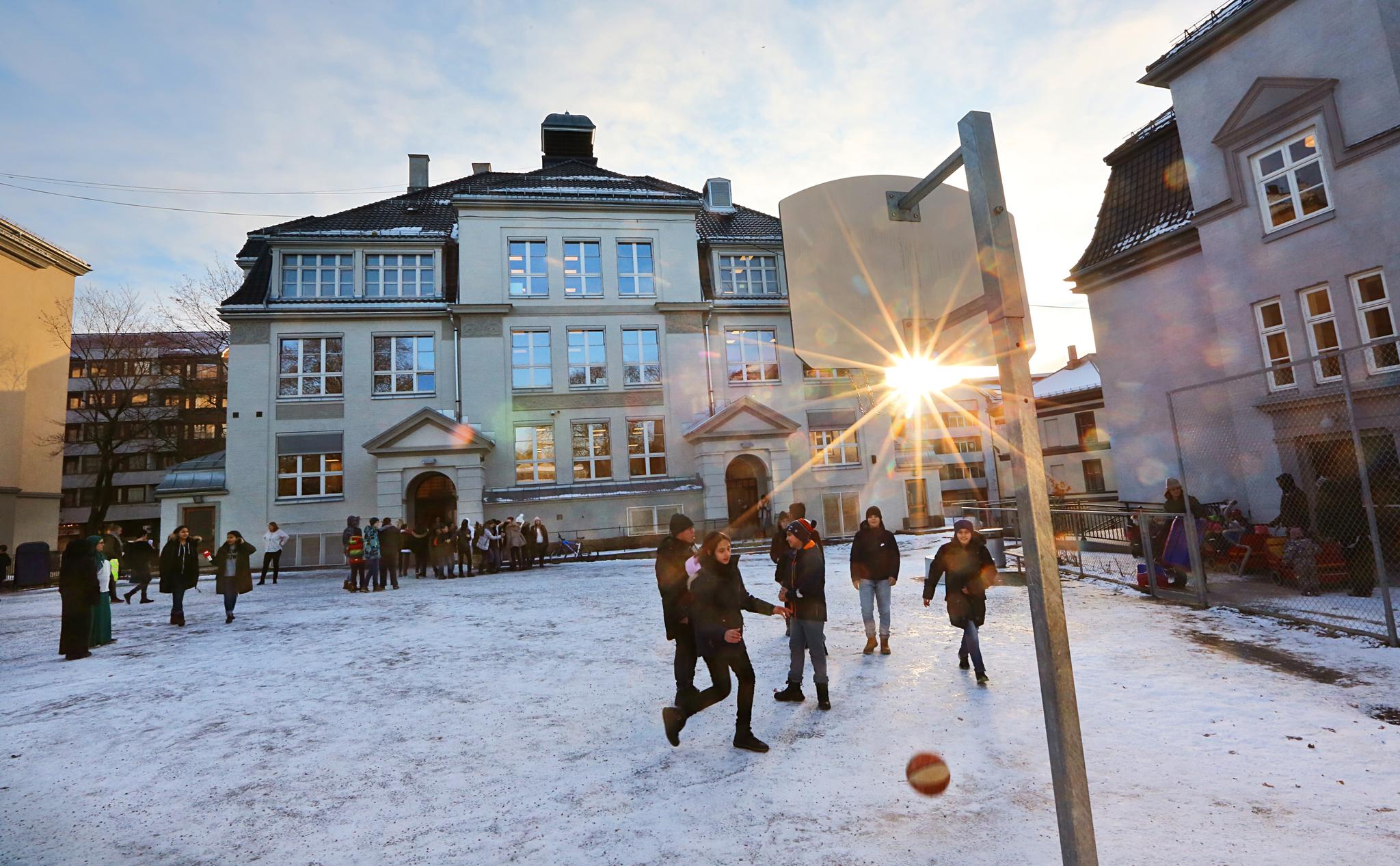 Rundt 55 elever fra 5. til 10. klasse går på skole ved Språksenteret. Alle nyankomne elever i Oslo blir testet ved Språksenteret med tanke på språk og fagkunnskap før de plasseres i et av innføringstilbudene i Osloskolen.