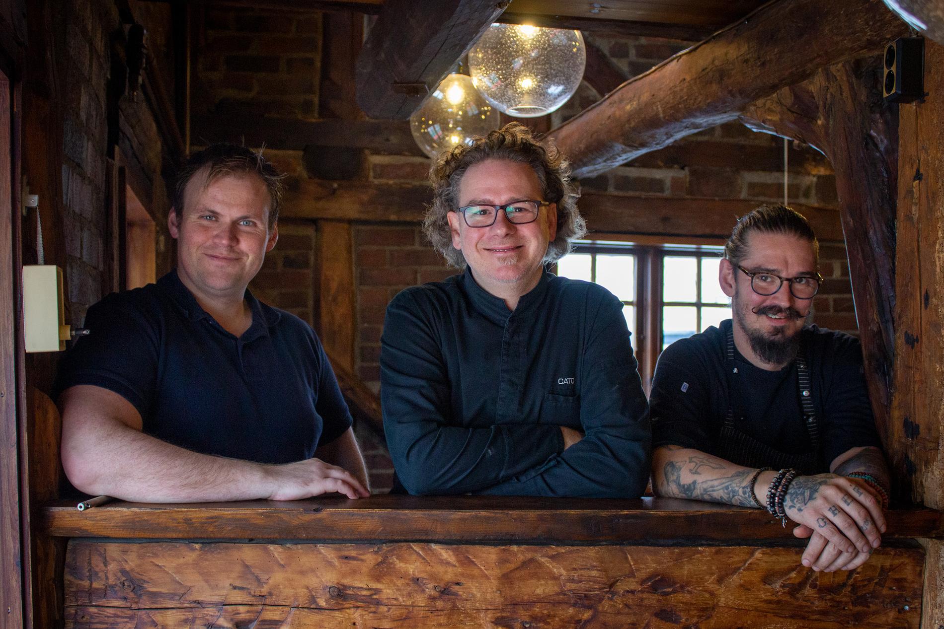Matkontoret-trioen. F.v.: Assisterende daglig leder Henrik Siversson, daglig leder Cato Ødemark og kjøkkensjef Alexander Geiro.