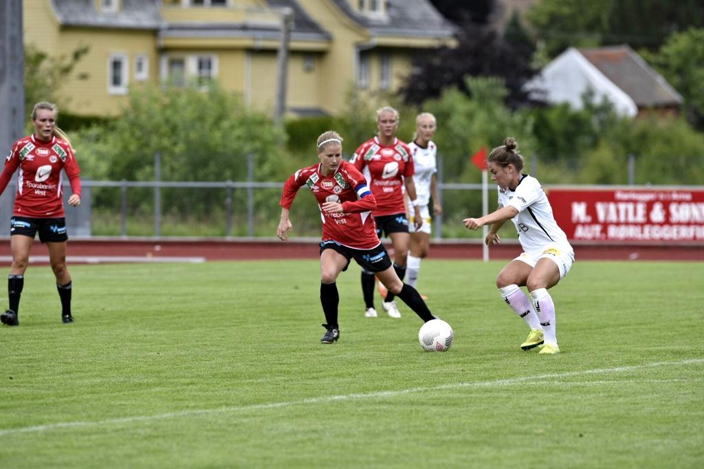 TAPTE: Caroline Walde og Arna-Bjørnar ble hakket for svake mot LSK.  