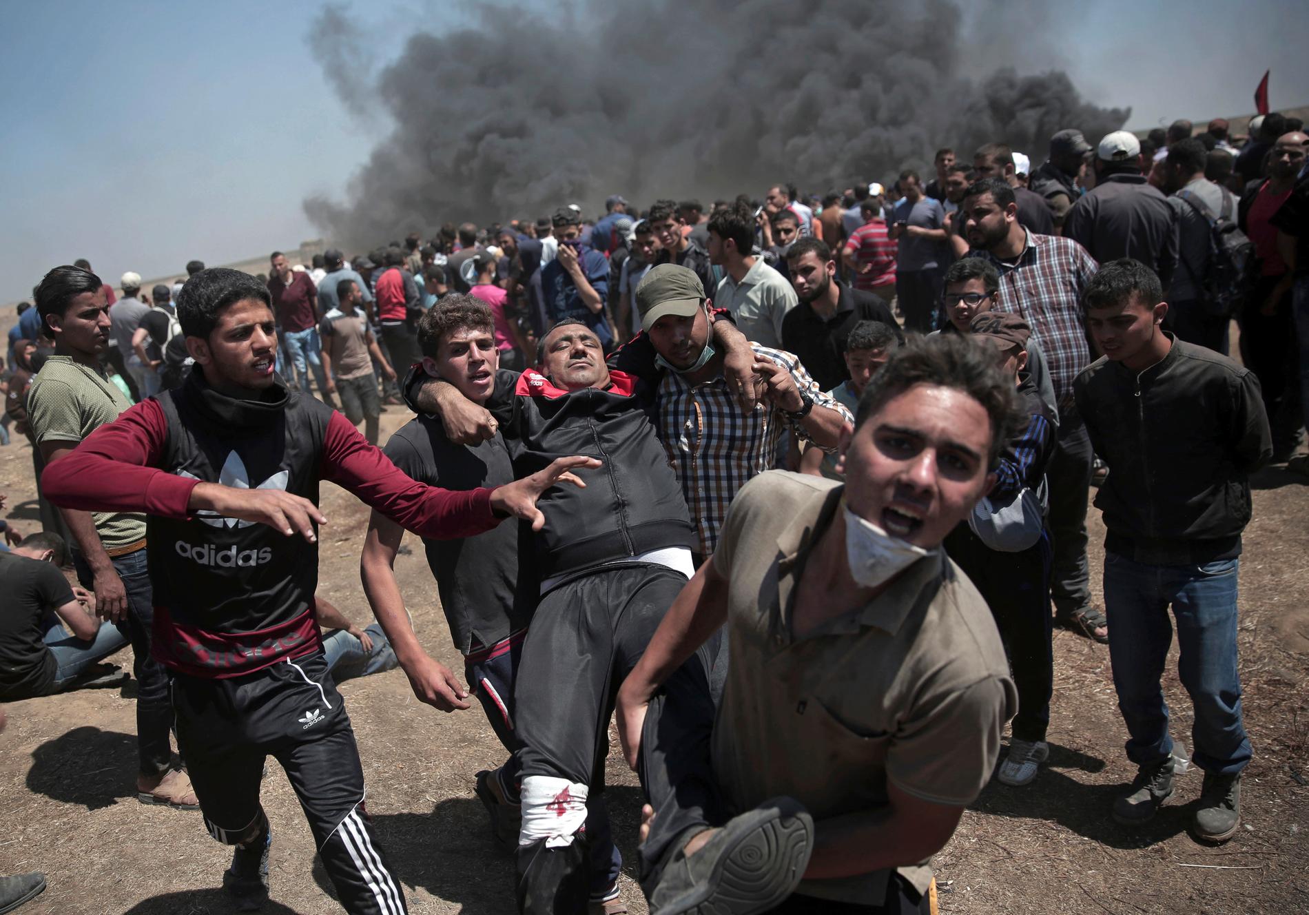 ANGREPET: Palestinske demonstranter protesterte langs grensegjerdet mellom Gaza og Israel. Over 50 palestinere ble drept etter at israelske soldater skjøt mot demonstrantene. 