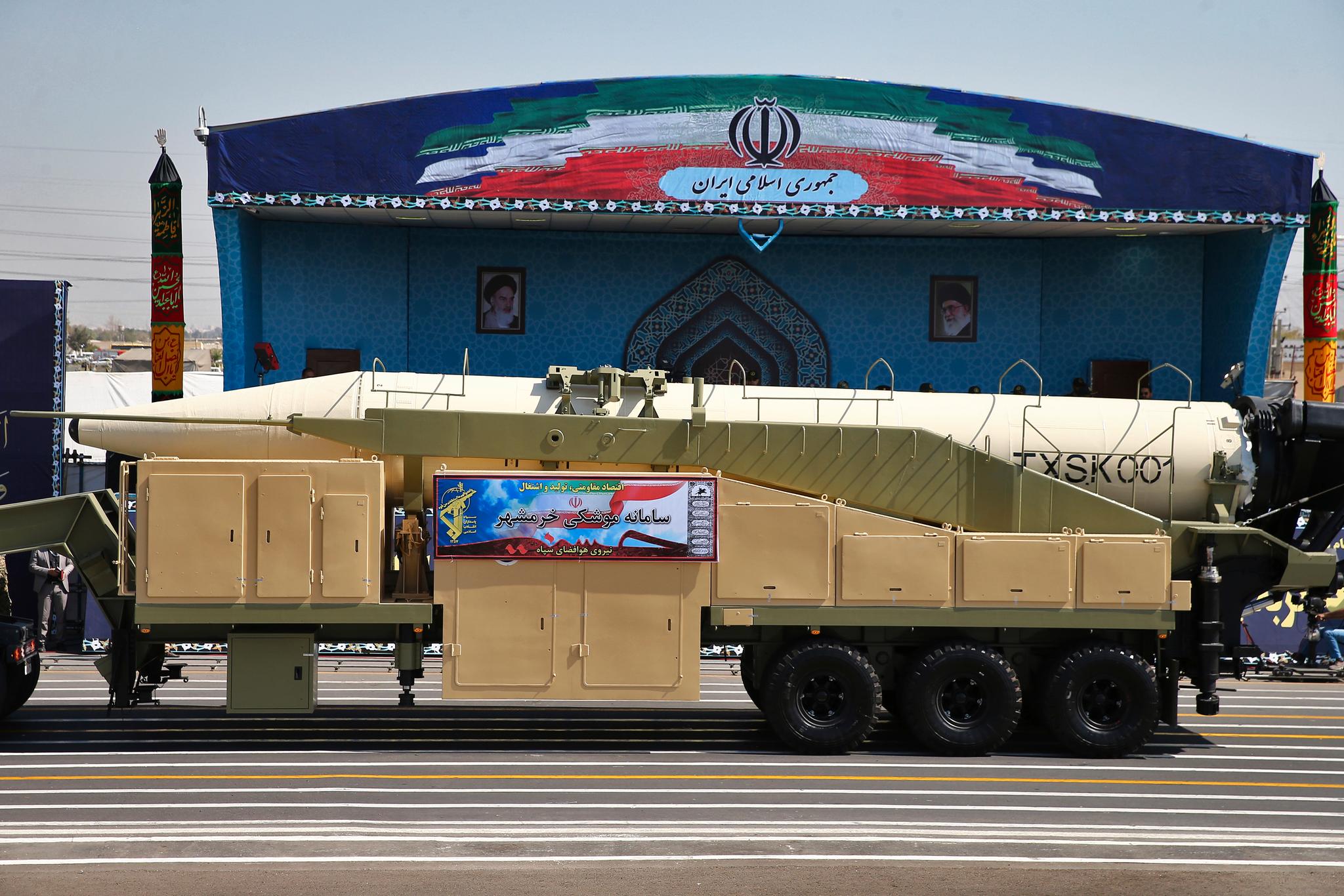 En iransk rakett blir paradert av Revolusjonsgarden under en militæroppvisning i september. 