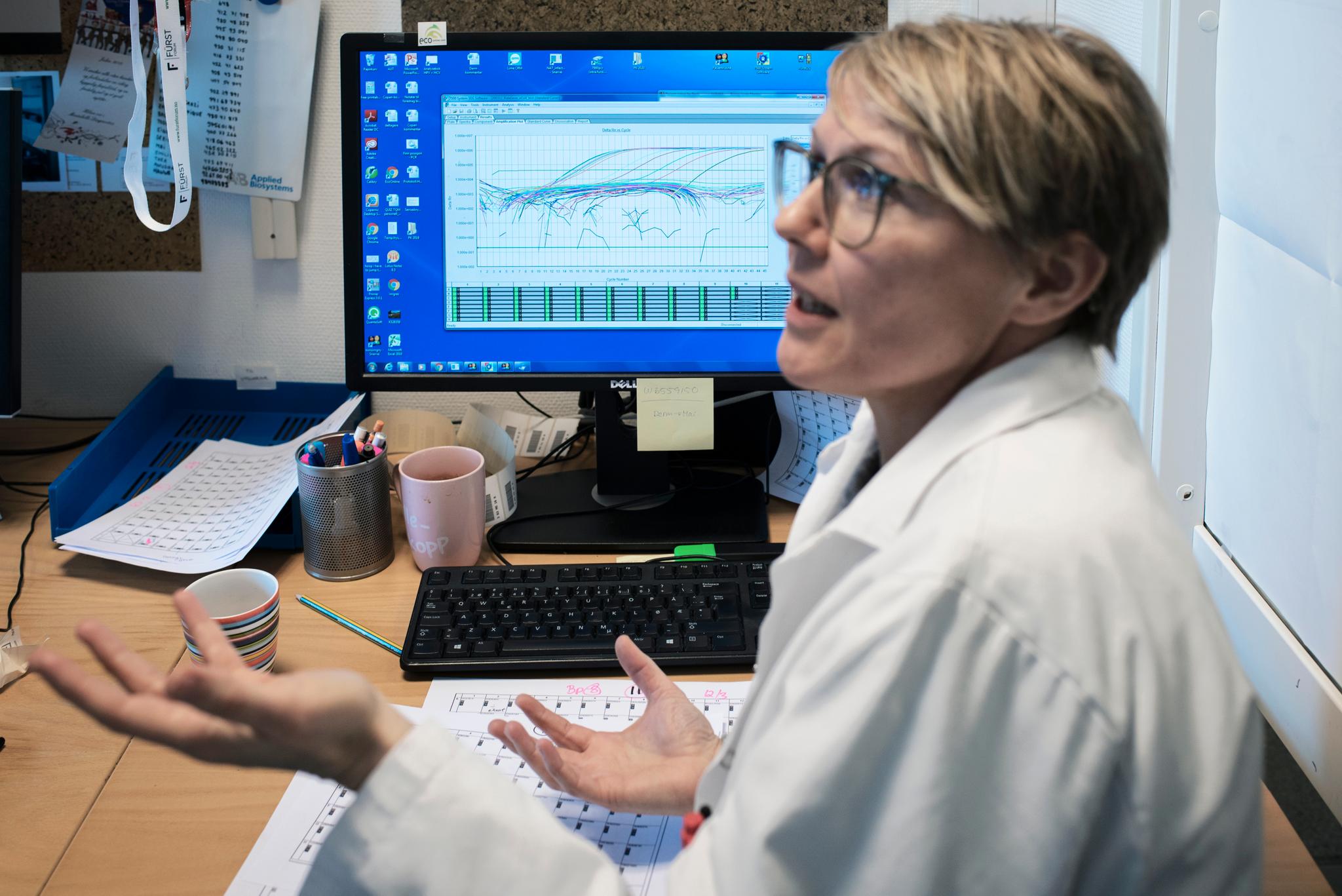Teamleder for molekylærbiologi i Fürst, Linda Manley, viser prøver som er blitt tatt ved laboratoriet.