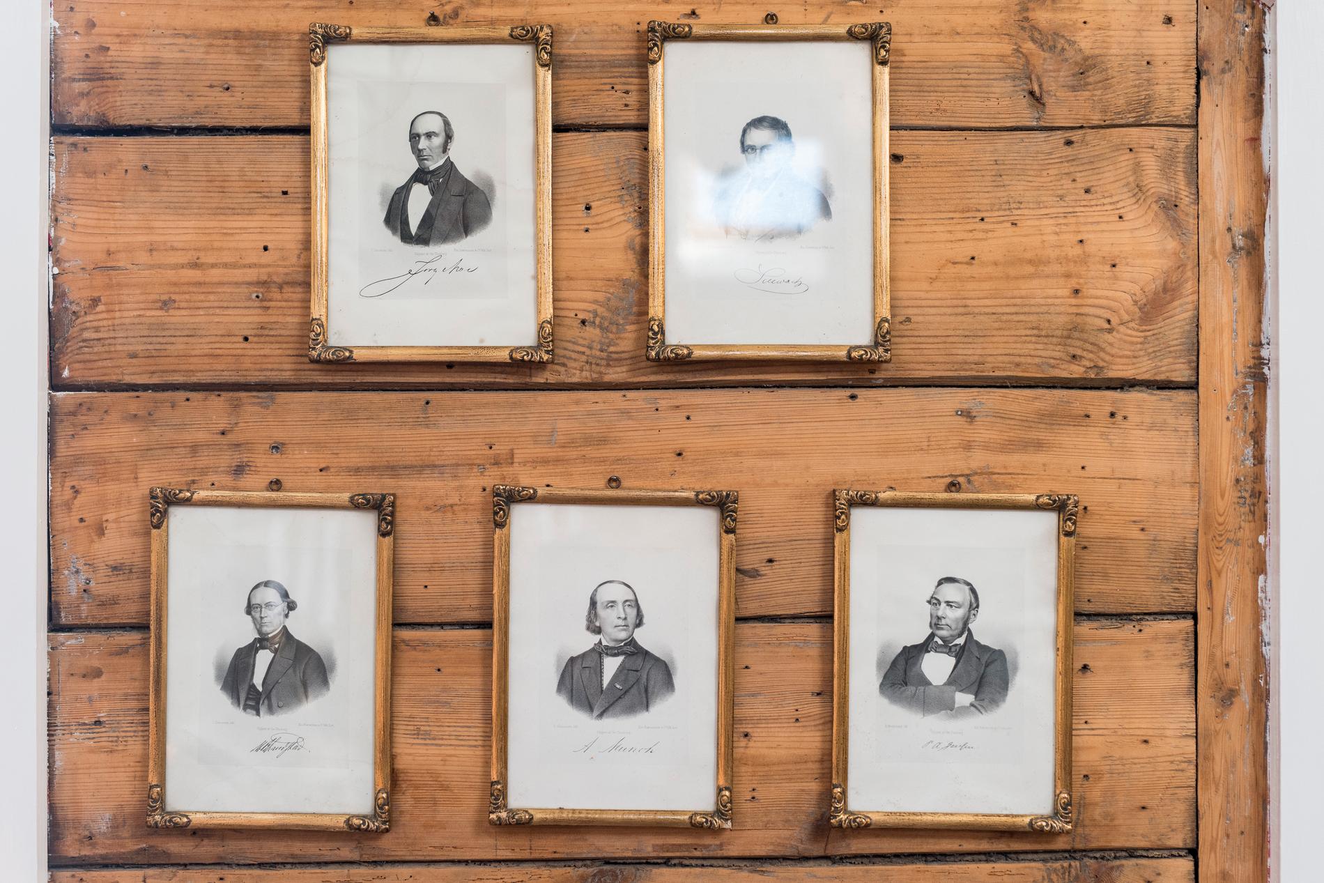 Bildene på tømmerveggen kan minne om forfattere, men er jærske misjonærer, funnet på en bruktbutikk.