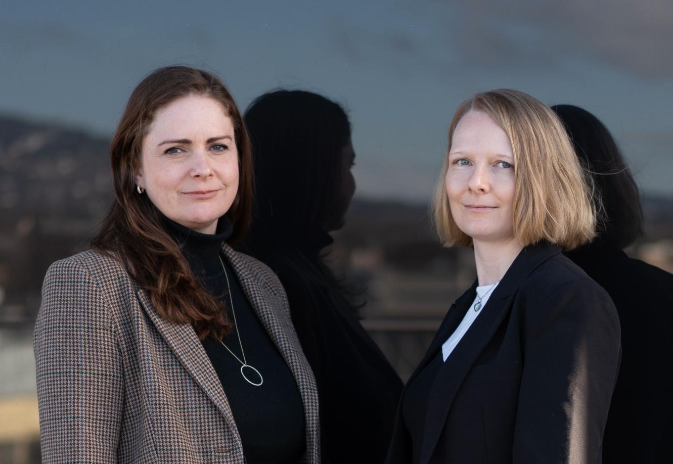 Juristene Tine Vigmostad, partner (t.v.) og Hanne Gundersrud, senioradvokat hos advokatfirmaet Wikborg Rein er sanksjonseksperter.
