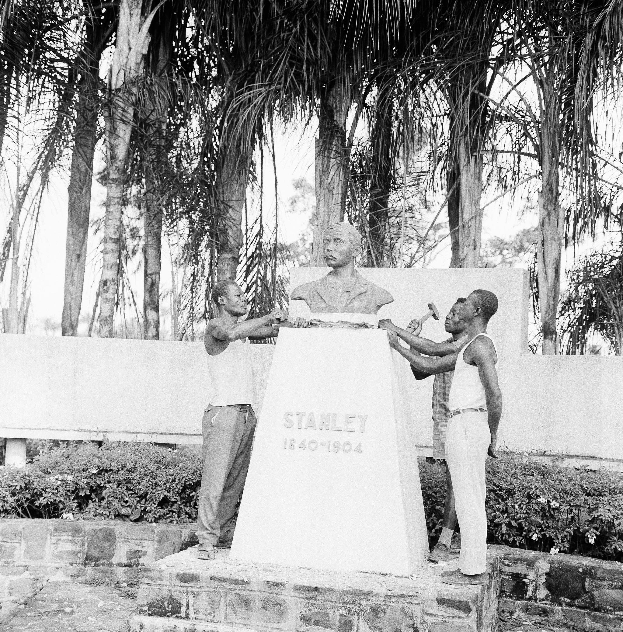  Artikkelforfatterne kritiserer Simen Gaure for hans gjengivelse av Bruce Gilleys artikkel om kolonialismen og debatten som har fulgt. Bildet viser kongolesiske arbeidere som fjerner en byste av oppdageren Henry Stanley i 1961.