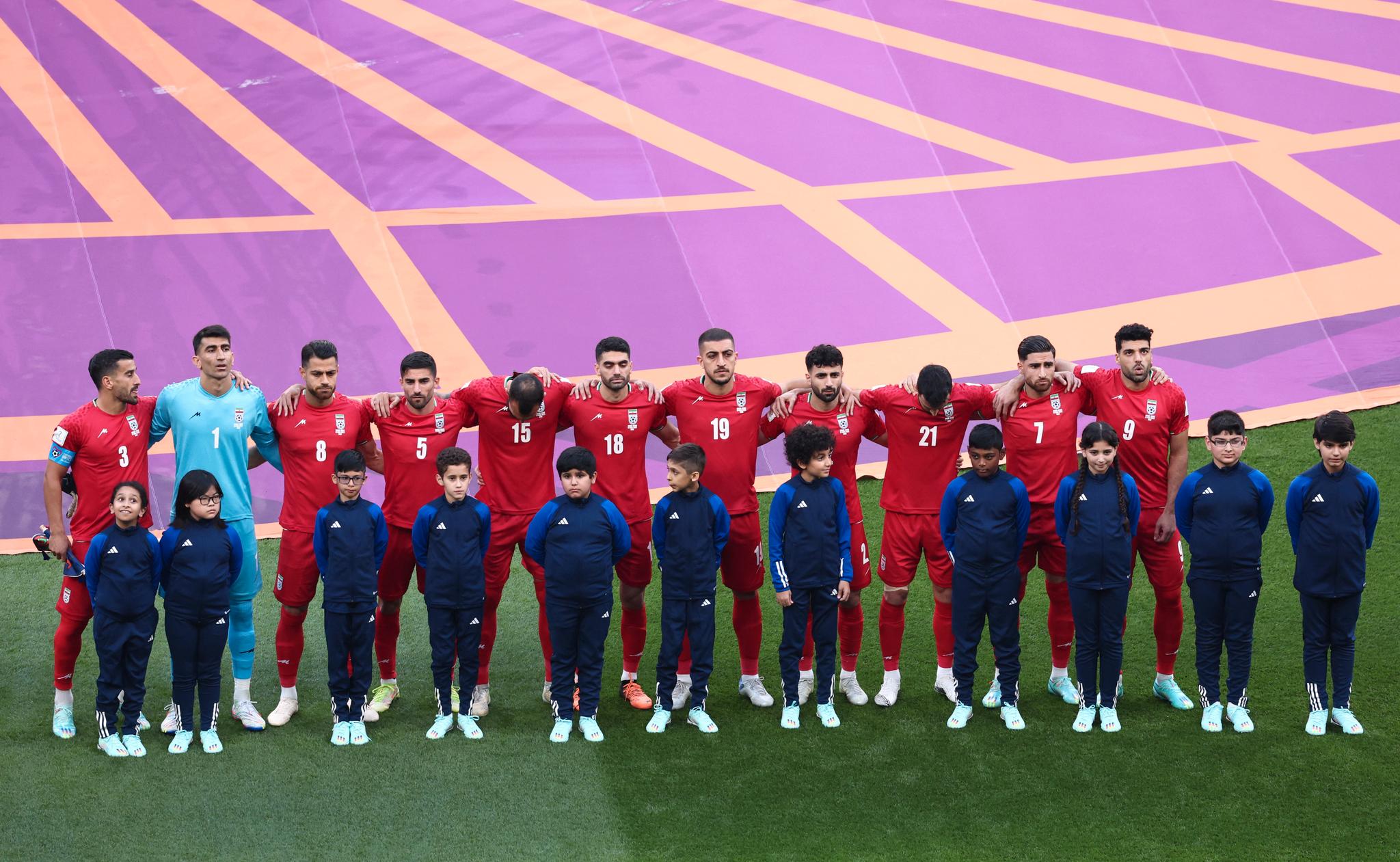 HOLDT MUNN: Det iranske landslaget fotografert før kampen mot England.