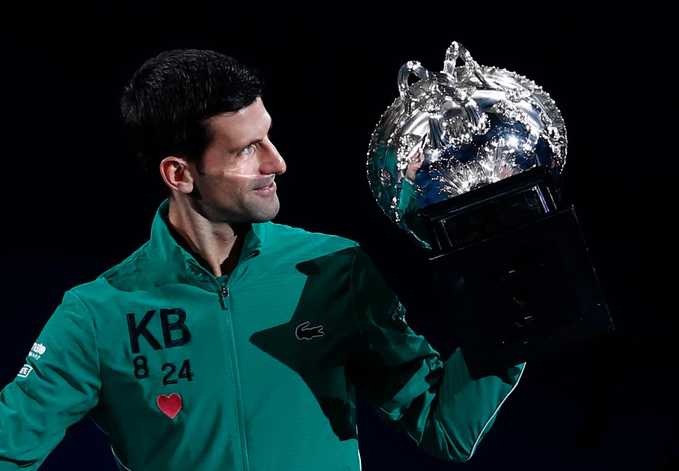 Novak Djokovic med KB på brystet.