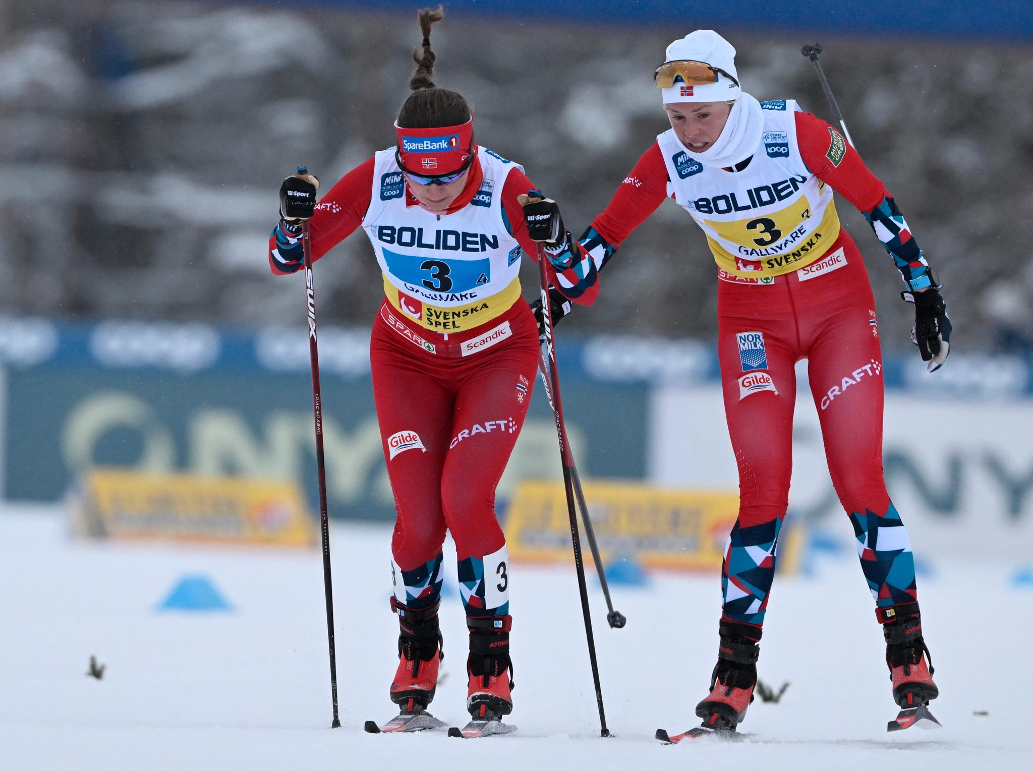 Tiril Udnes Weng og Anne Kjersti Kalvå under en stafett i desember 2023.
