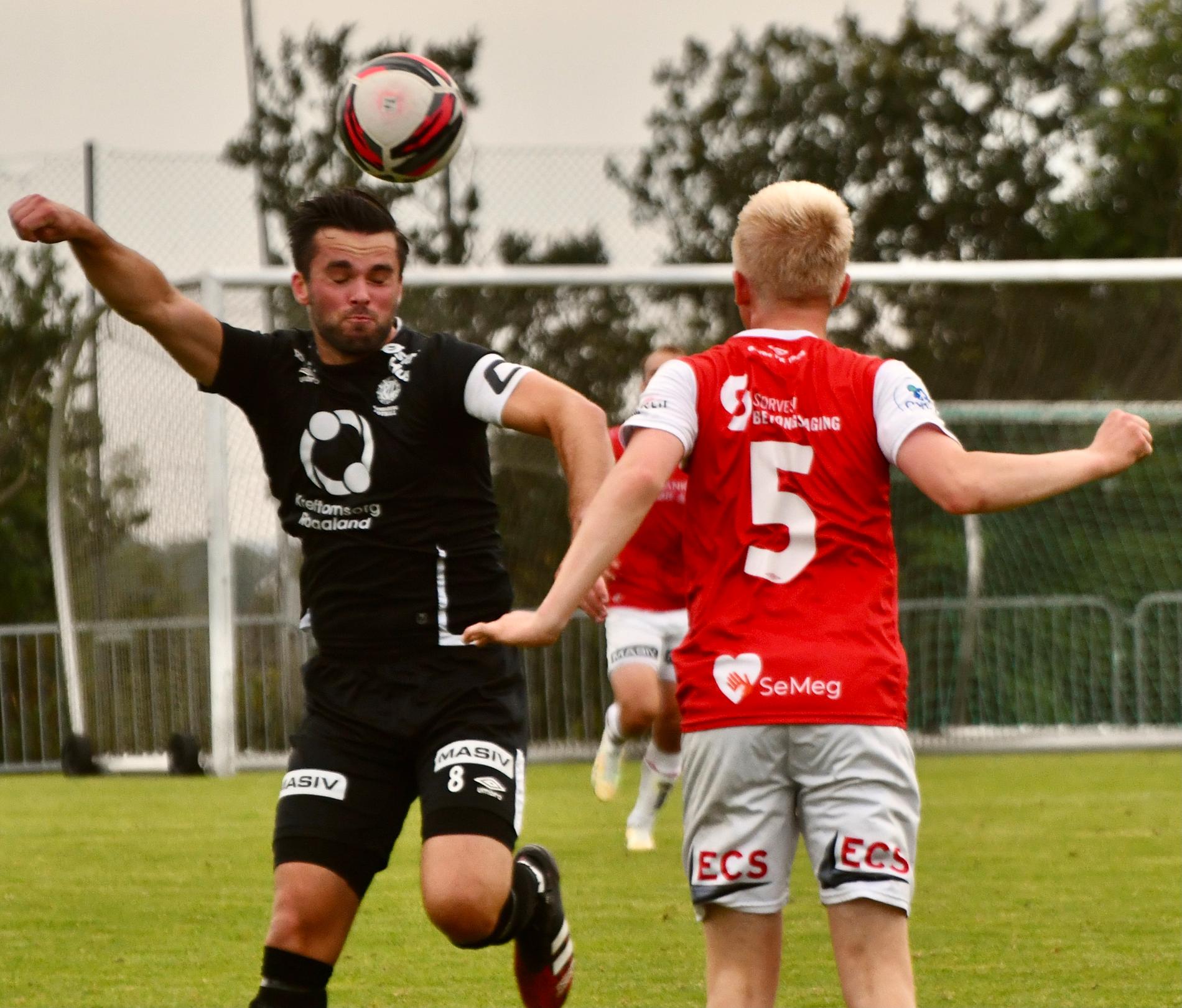 RIL-kaptein Marius Naustdal Storevik og laget spilte sesongens siste seriekamp mot Bryne 2. Kveldens kamp var helsvart for Randaberg. 