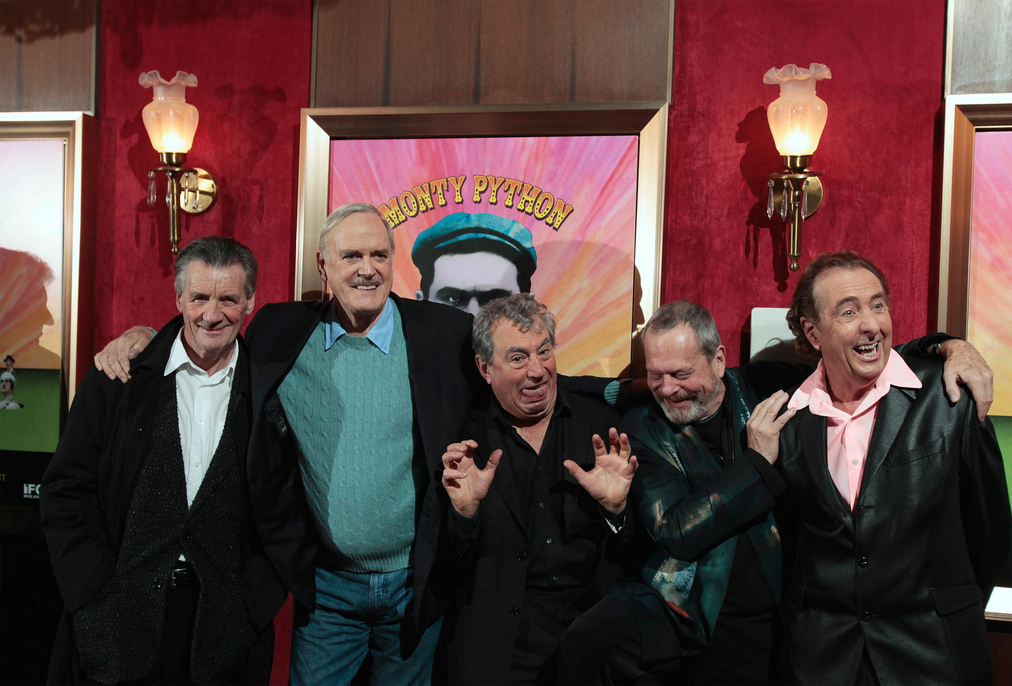 Originalbesetningen på Life of Brian, Michael Palin, John Cleese, Terry Jones, Terry Gilliam og Eric Idle, samlet i forbindelse med dokumentaren Monty Python: Almost The Truth.