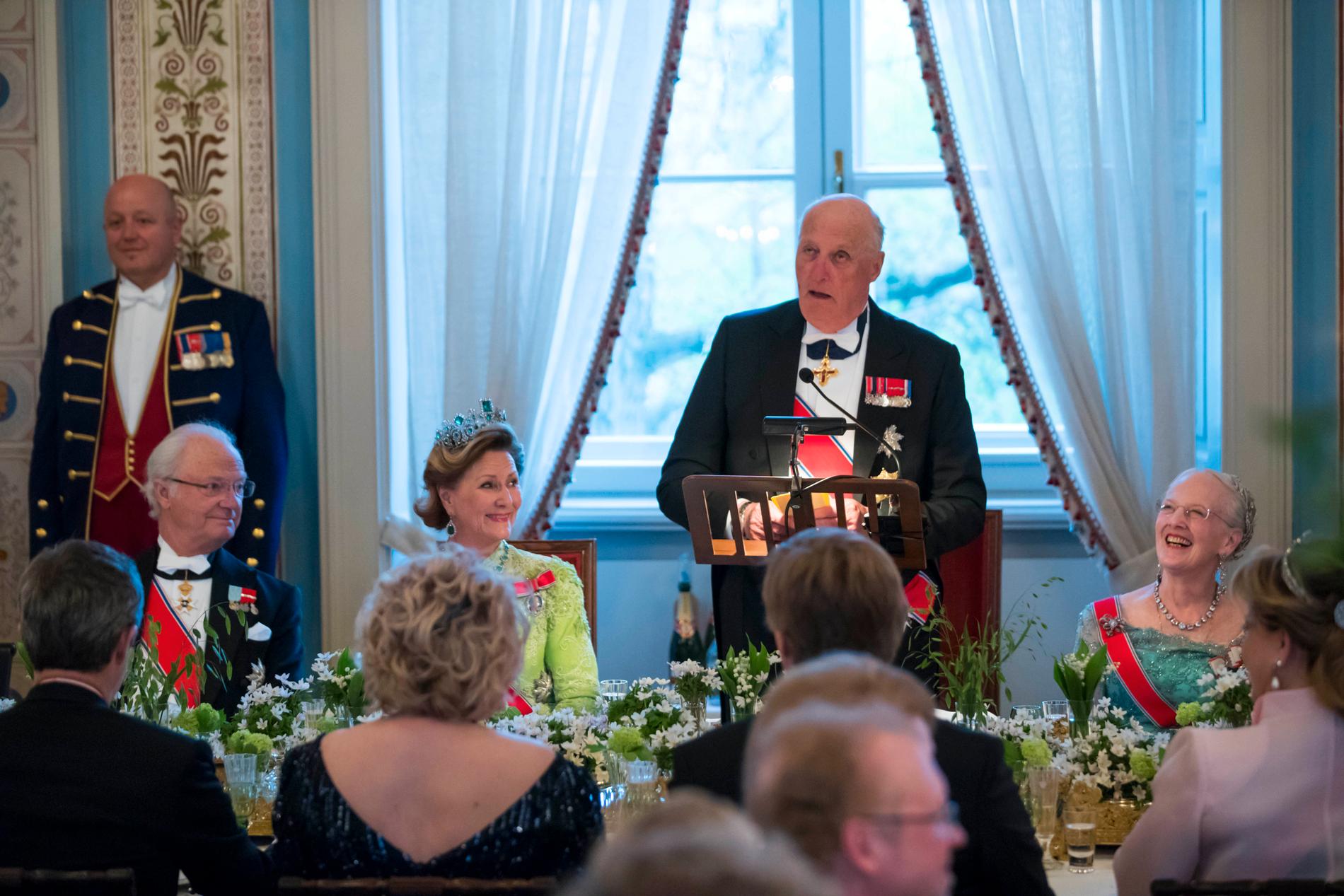 KONGENS TALE: Gallamiddag på Slottet i anledning kongeparets 80-årsfeiring. Kong Carl Gustaf av Sverige, dronning Sonja og dronning Margrethe av Danmark lytter til kong Harald som holder tale. 