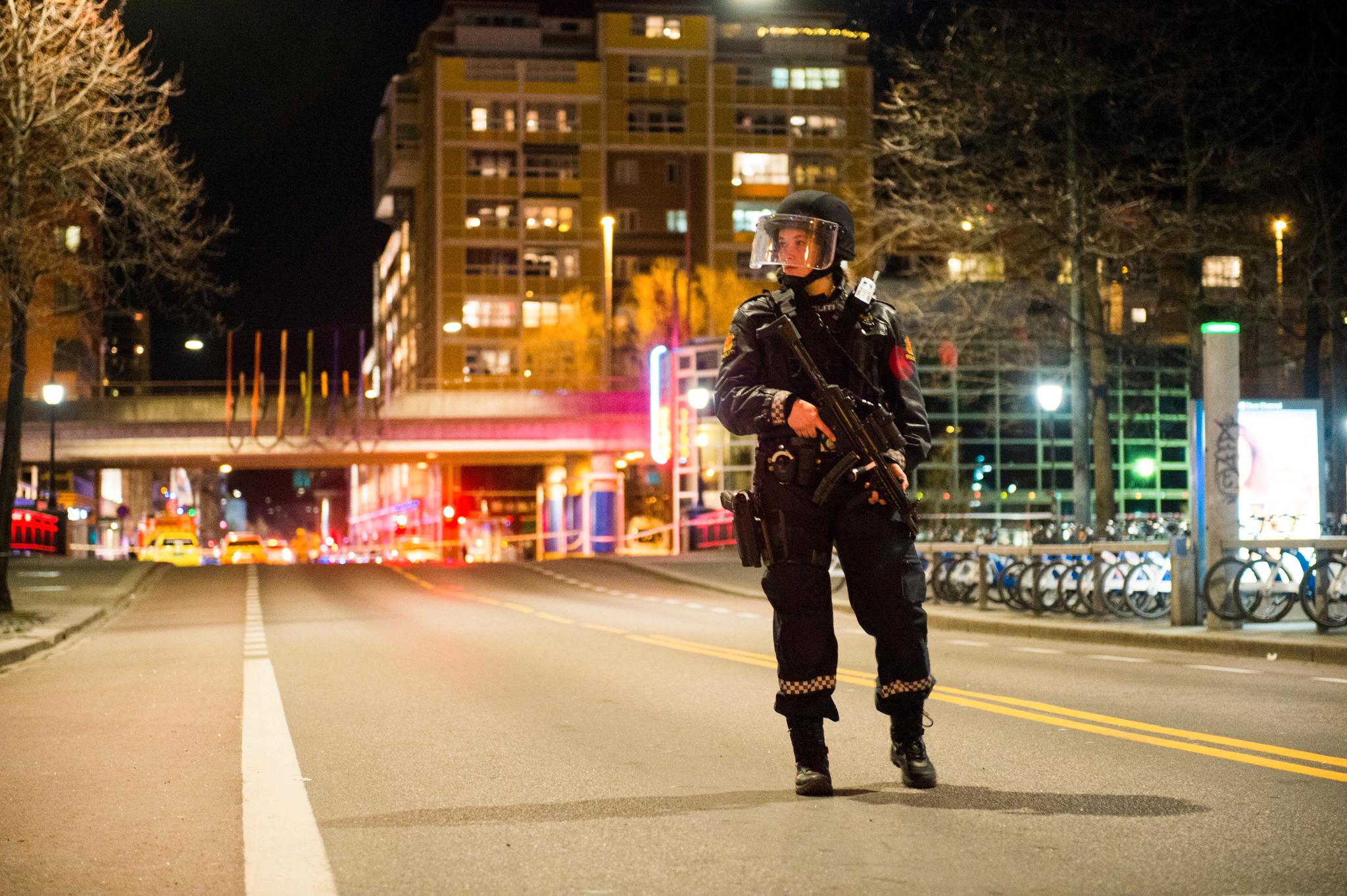 Store områder i Oslo sentrum ble sperret av natt til søndag da politiet skulle sikre sprenglegemet 17-åringen ble tatt med.