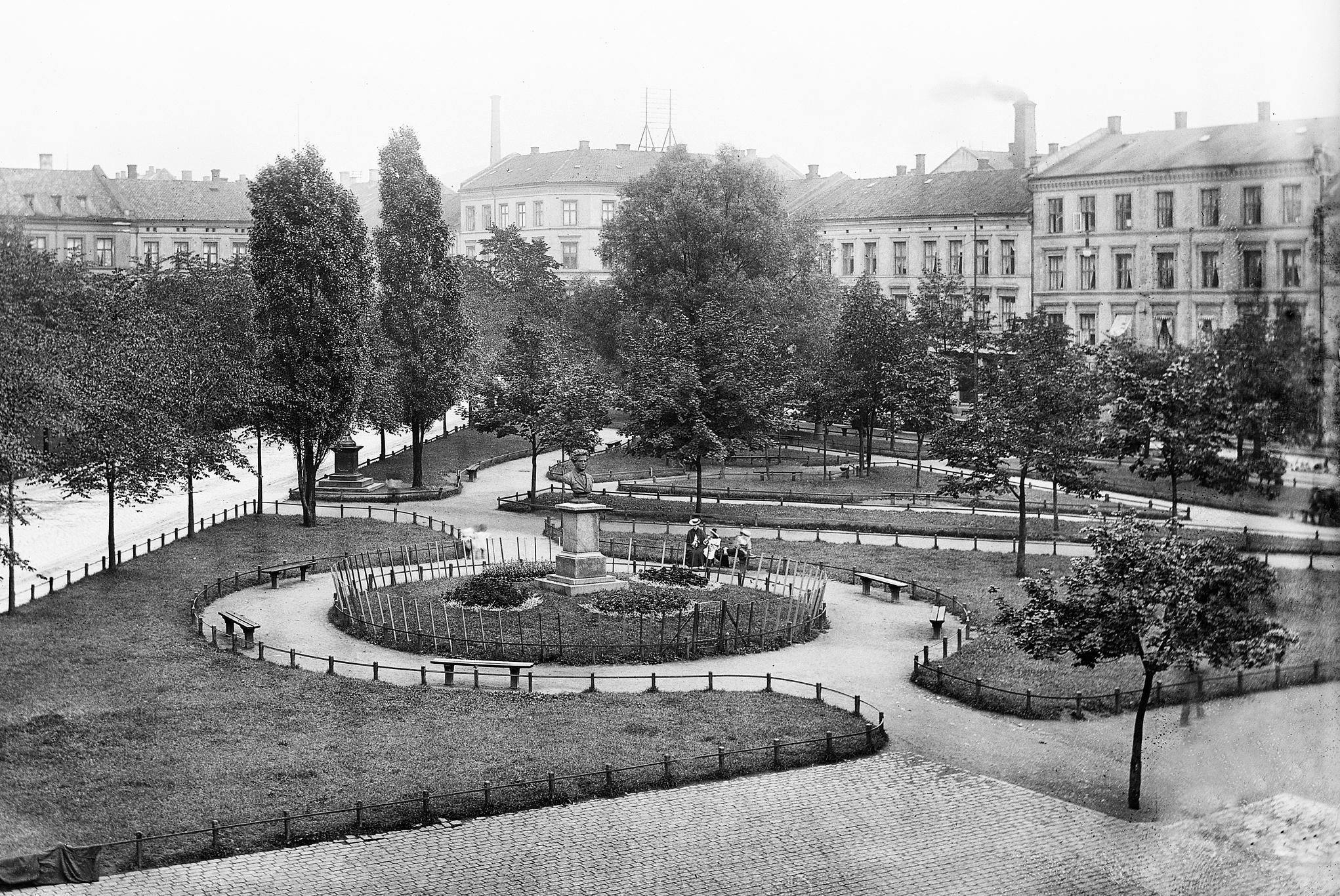 Slik så Olaf Ryes plass på Grünerløkka ut i 1903. 