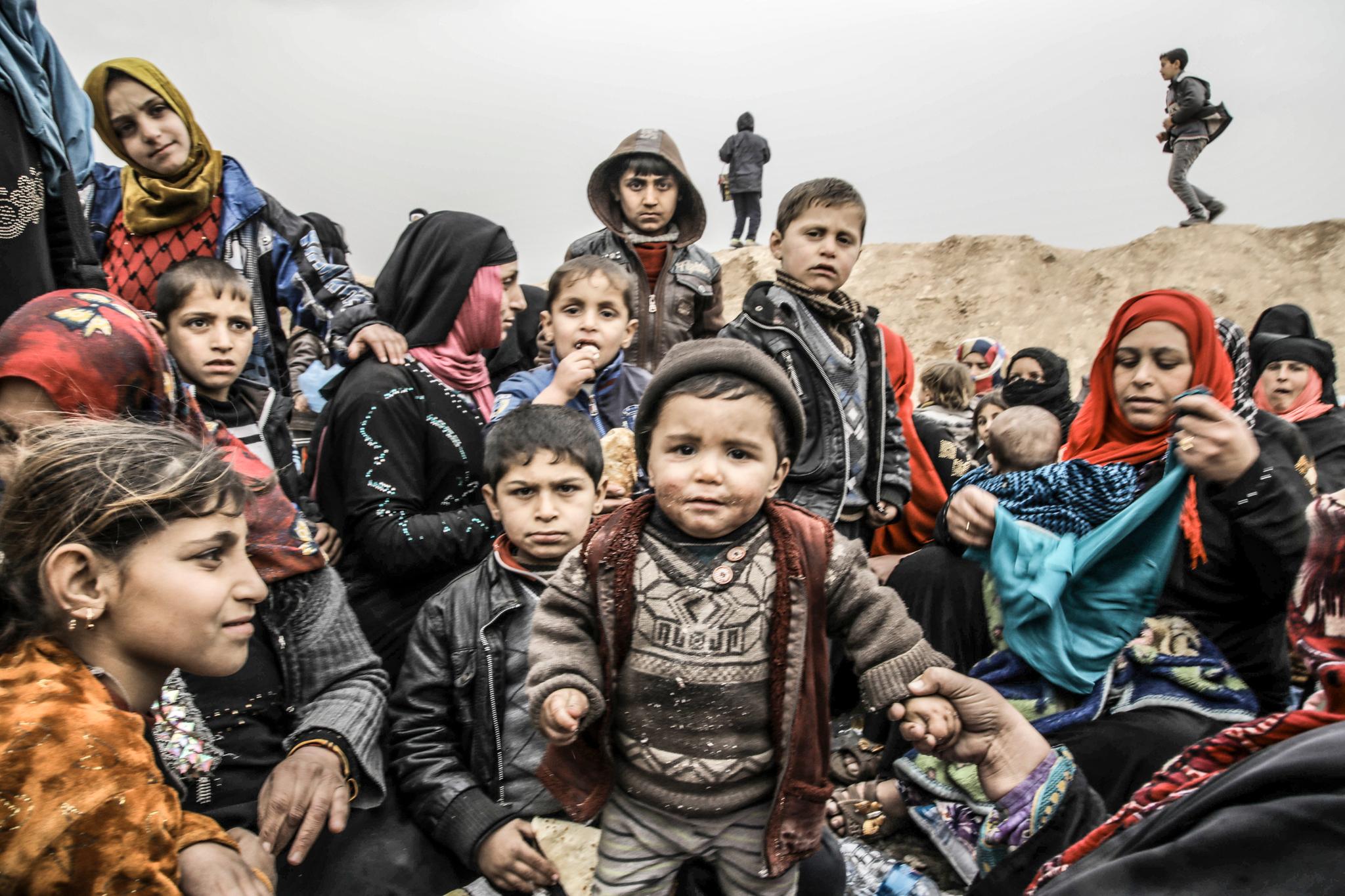 Tusenvis av flyktninger klarer å ta seg ut av det krigsherjede Mosul hver dag. Mange av dem er barn.