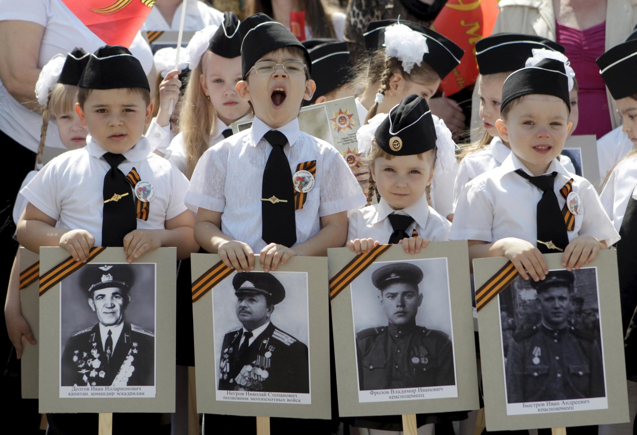 Skolebarn i Rostov-na-Donu under en parade med «barnetropper» i mai 2015. Her deltok 500 barn i alderen fire til ti år. Barna er medlemmer i ulike militærpatriotiske klubber som sponses av det russiske forsvaret.