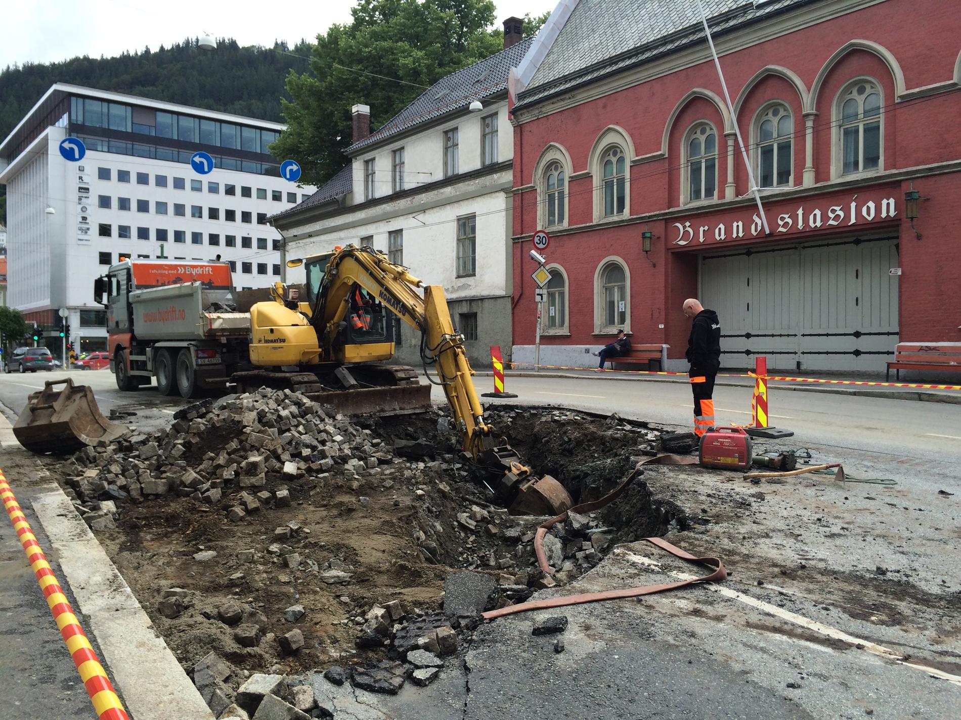 ARBEID: Bergen vann graver nå for å finne ut hvor omfattende skadene på vannledningen er. 