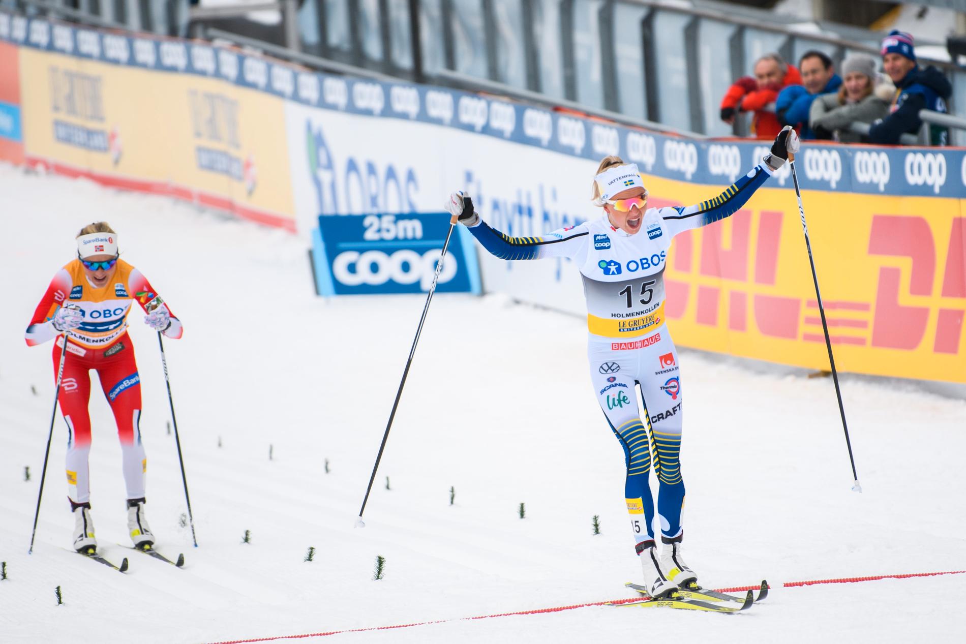 Frida Karlsson jubler for seier på oppløpet i Holmenkollen. Bak følger Therese Johaug.
