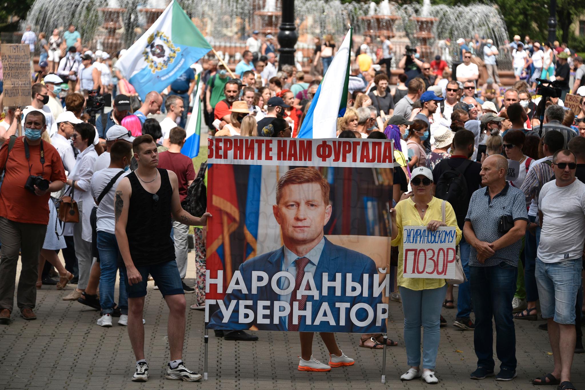 Titusenvis av innbyggere i Khabarovsk øst i Russland protesterte lørdag mot drapssiktelsen, varetektsfengslingen og sparkingen av regionens guvernør Sergej Furgal. 