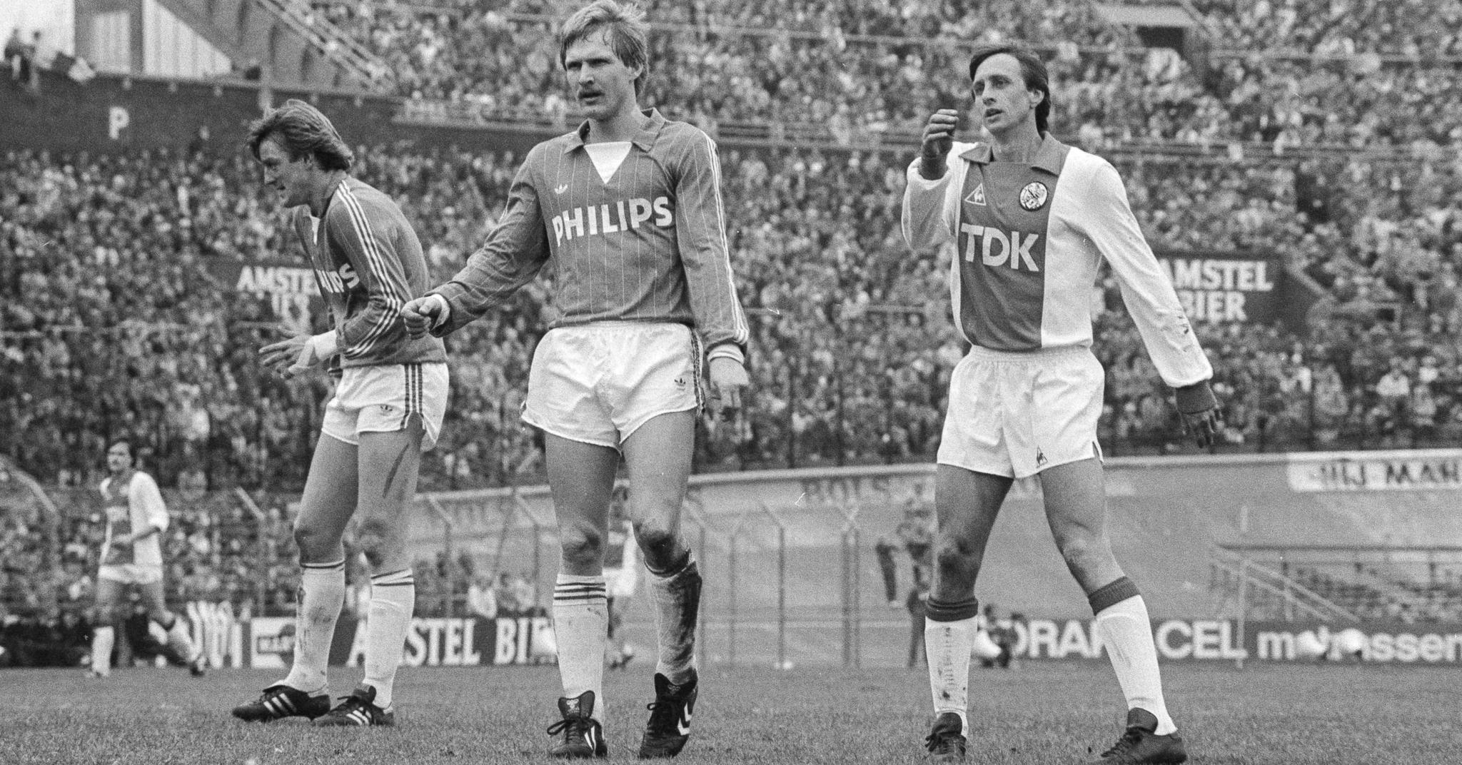 To av de største i nederlandsk fotball i 1982: PSVs Hallvar Thoresen og Ajax’ Johan Cruyff. 