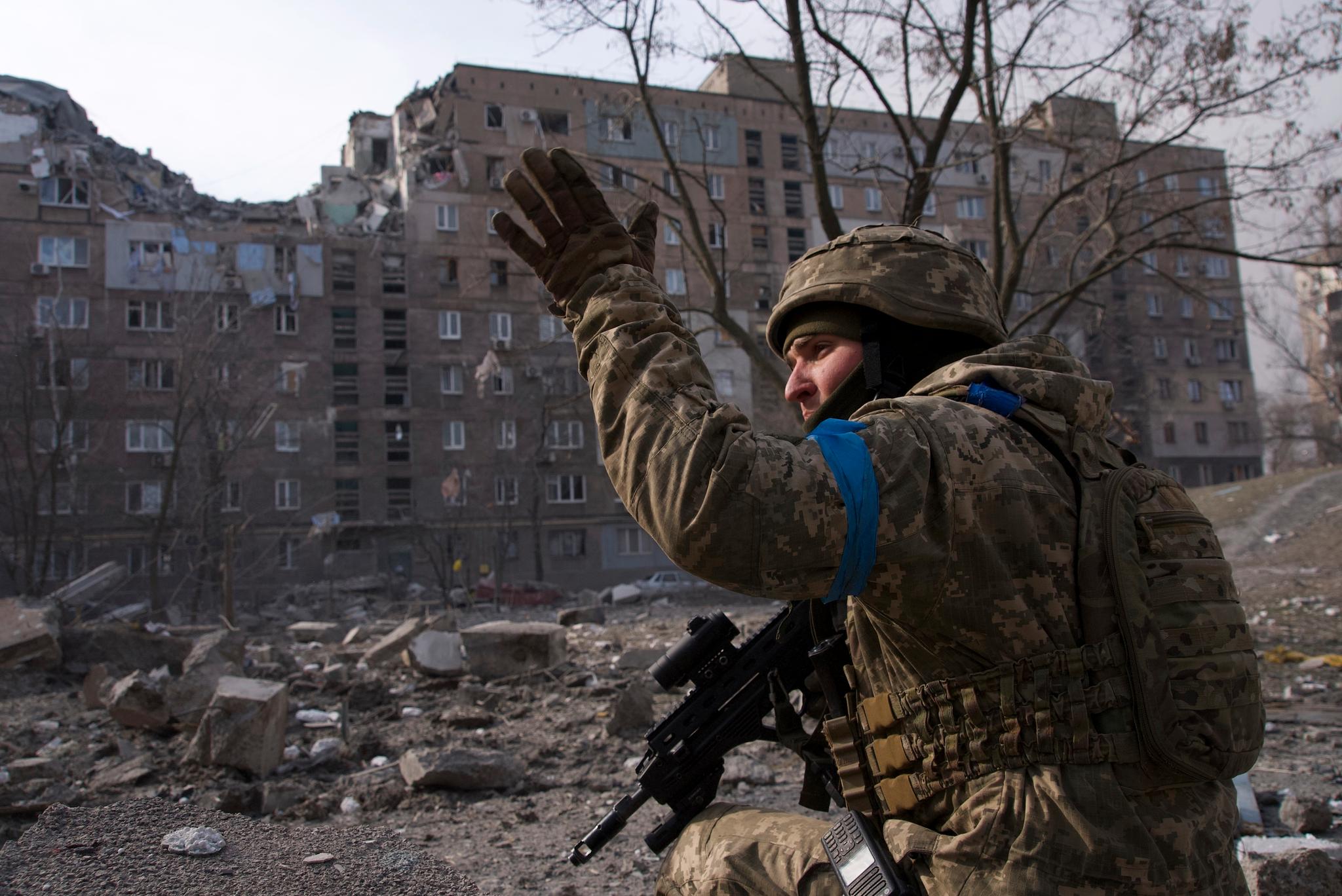 En ukrainsk soldat i den omringede byen Mariupol som har vært omringet i over en uke, uten tilgang på strøm eller vann.