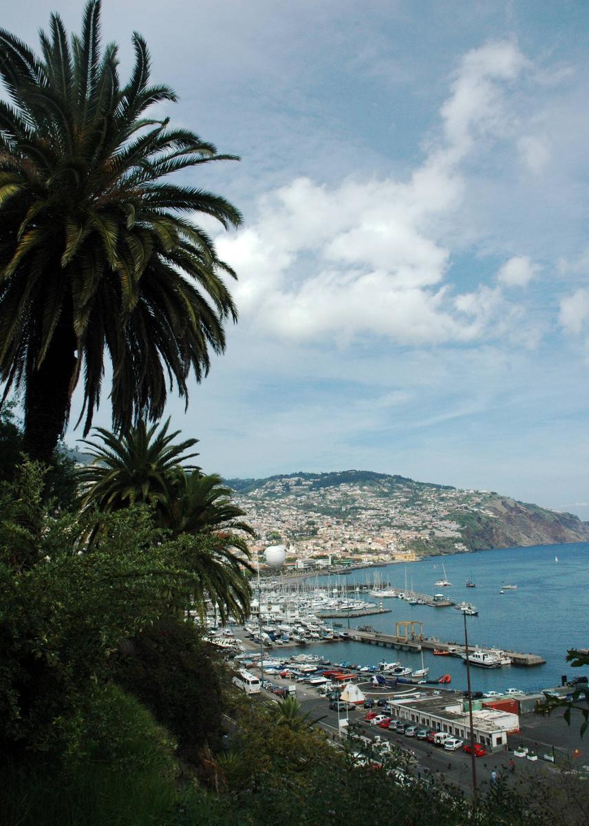 PORTUGAL: Madeira er populær og får en tredjeplass på Tripadvisors øy-liste for 2016. Oversiktsbildet viser Funchal som er hovedstaden på øya. 