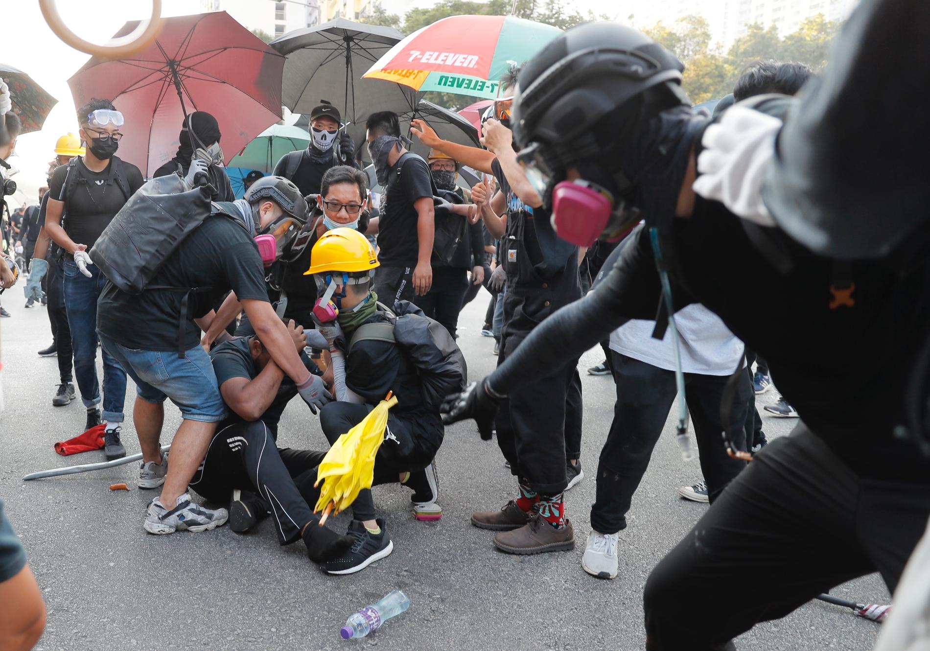 ANGREPET: En mann blir angrepet av demonstranter etter at han forsøkte å kjøre forbi en sperring de hadde satt opp. 