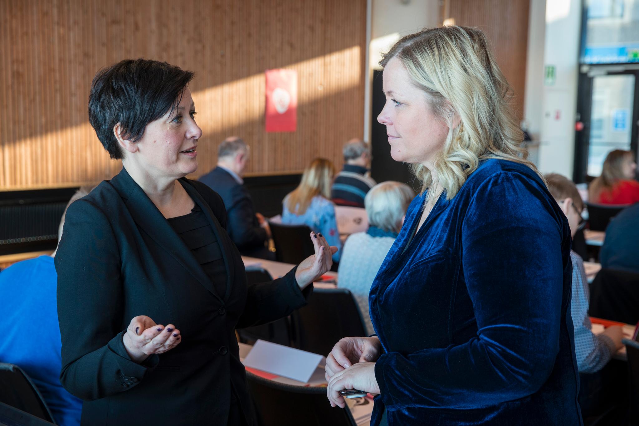 Debattanten mener Arbeiderpartiets landsmøte bør velge Helga Pedersen (til venstre i bildet) som partisekretær. Kjersti Stengseng (til høyre) er Arbeiderpartiets partisekretær i dag, og er innstilt av valgkomiteen til en ny periode. Bildet er fra 2018. 