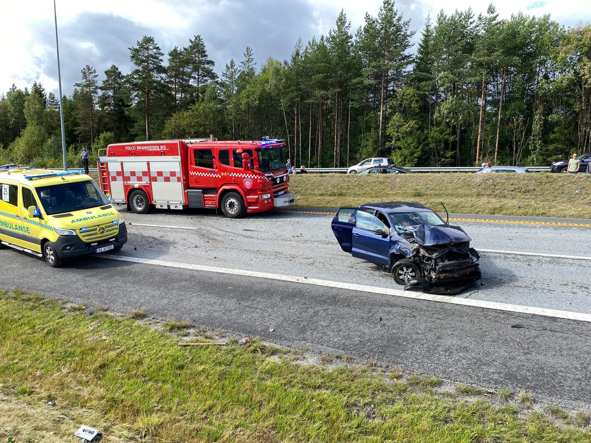 Alvorlig bilulykke på E6 ved Taraldrud, like sør for Oslo. Politiet kaller det for grisekjøring.