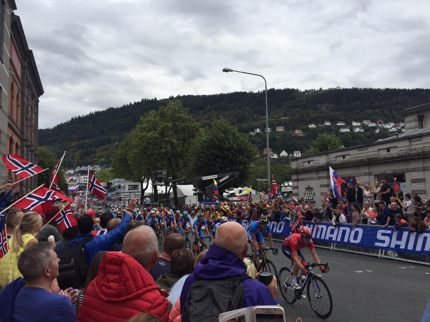 Syklistene passerer her Festplassen. Det er svært mange folk i Bergen sentrum som vil få med seg det store høydepunktet i sykkel-VM 