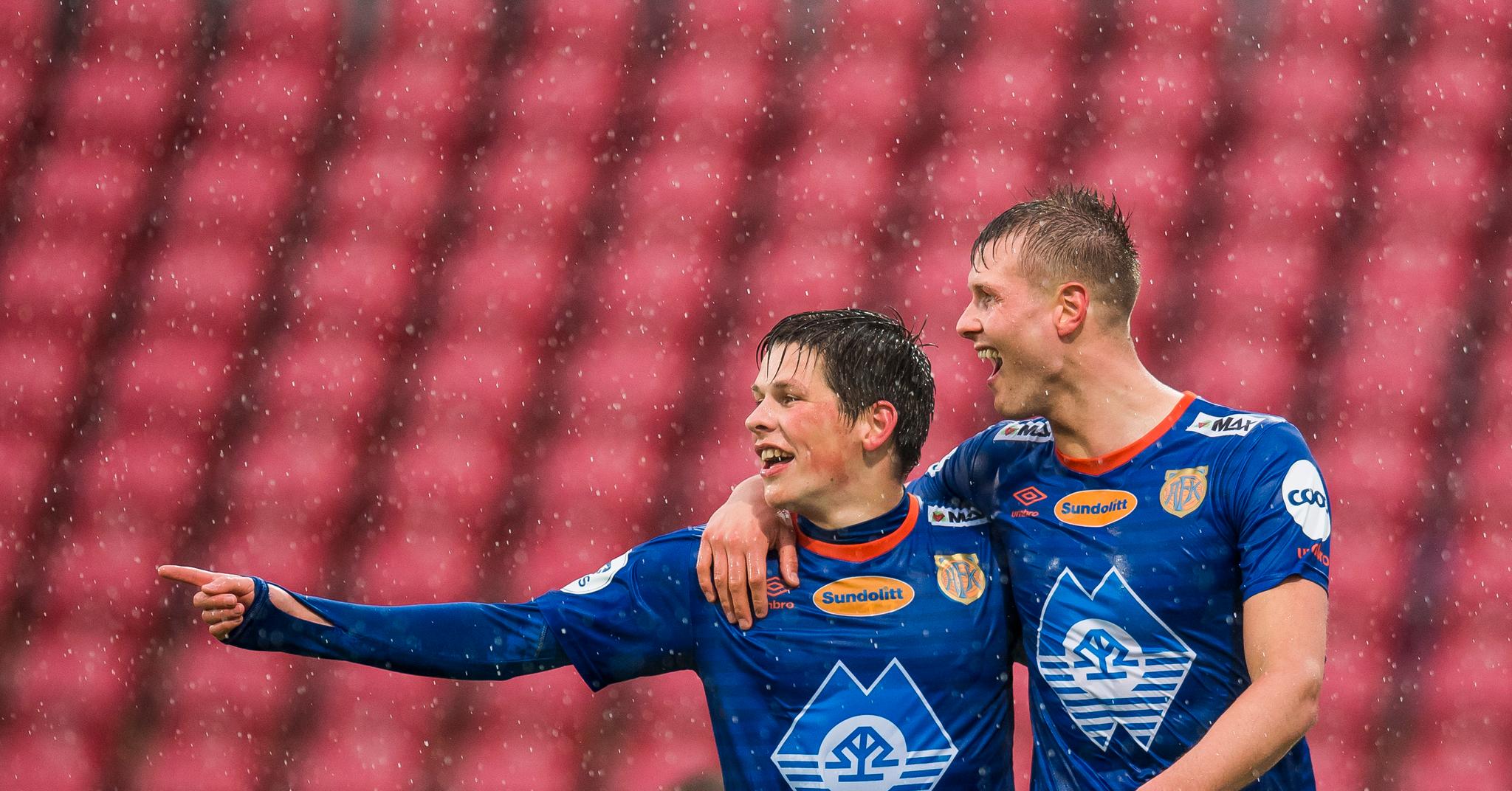 Holmbert Fridjonsson og Sondre Brunstad Fet etter førstnevntes 2–0-scoring. 