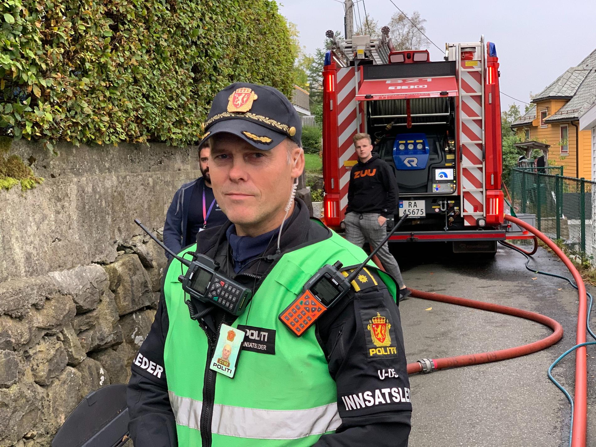 Innsatsleder Frank Listøl forteller at fem personer ble evakuert da de kom til stedet. 
