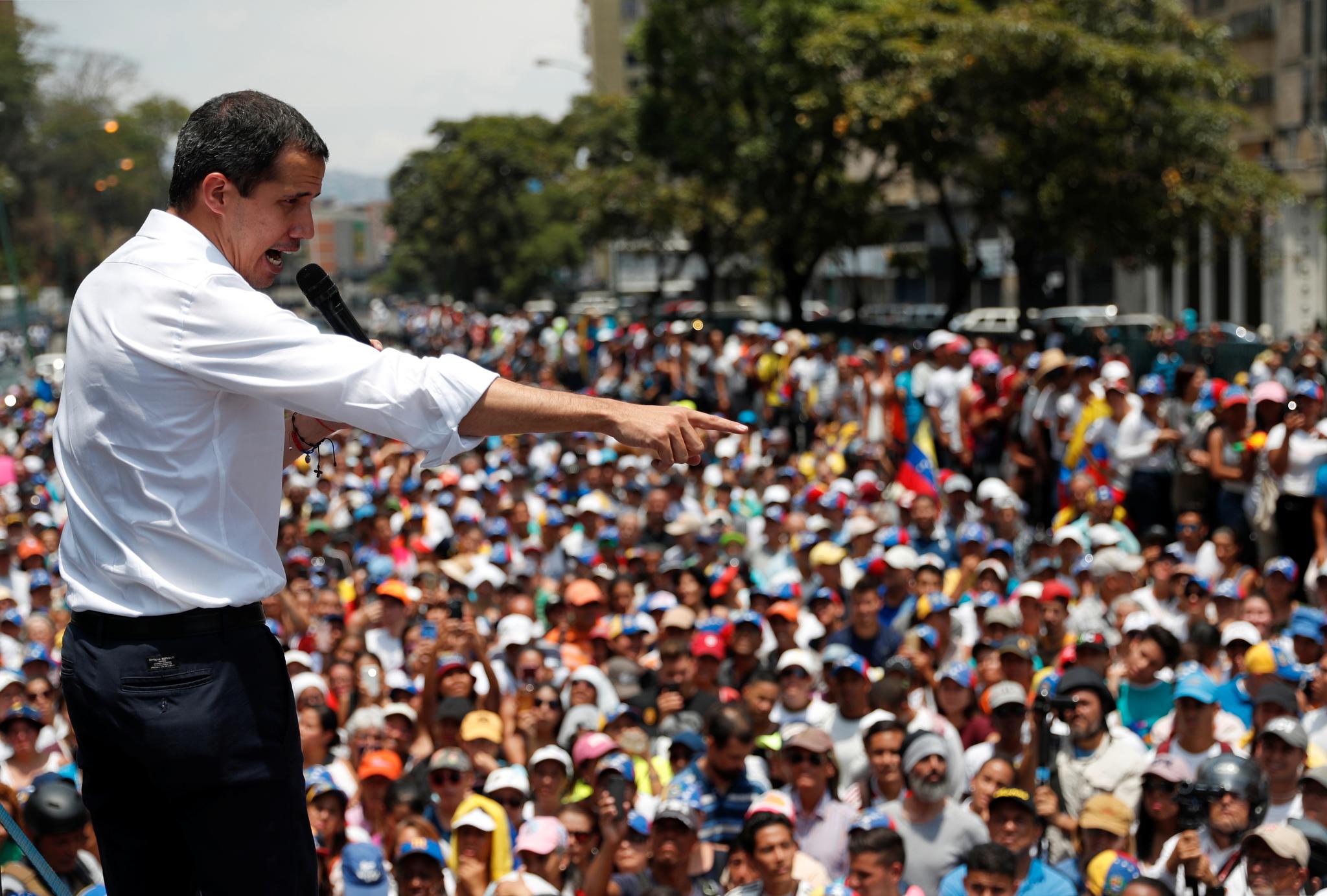 Venezuelas opposisjonsleder Juan Guaidó, som er anerkjent av mange land som nasjonens legitime president, fotografert under en tale til sine tilhengere 1. mai. 