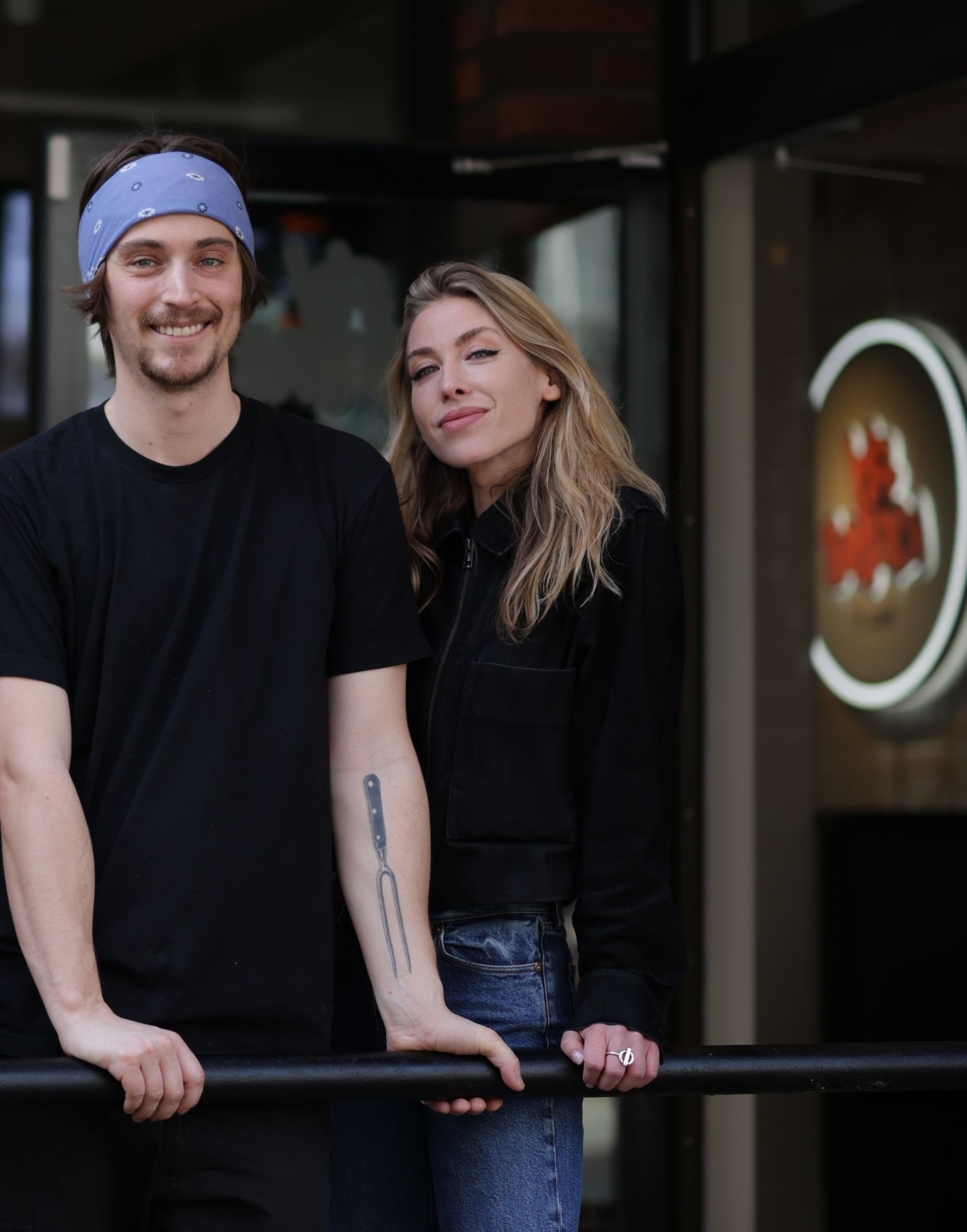 Gründerparet Carl Fredrik Nordberg Schjøtt-Falster (31) og Amanda Kausland (31) står bak konseptet «Fly Chicken».