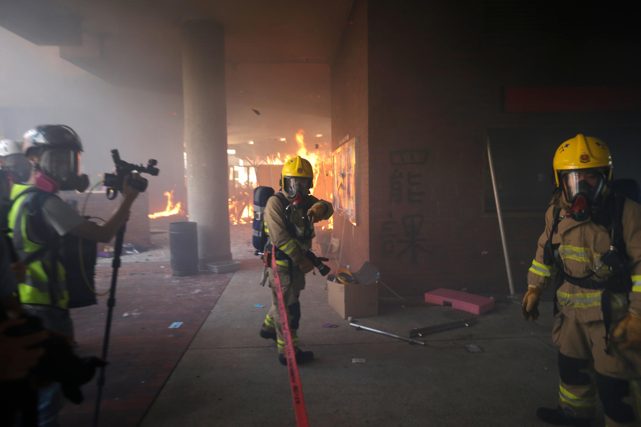 Brannmannskaper måtte mandag rykke ut til Polytechnic University i Hongkong, som ble påtent av demonstranter. 