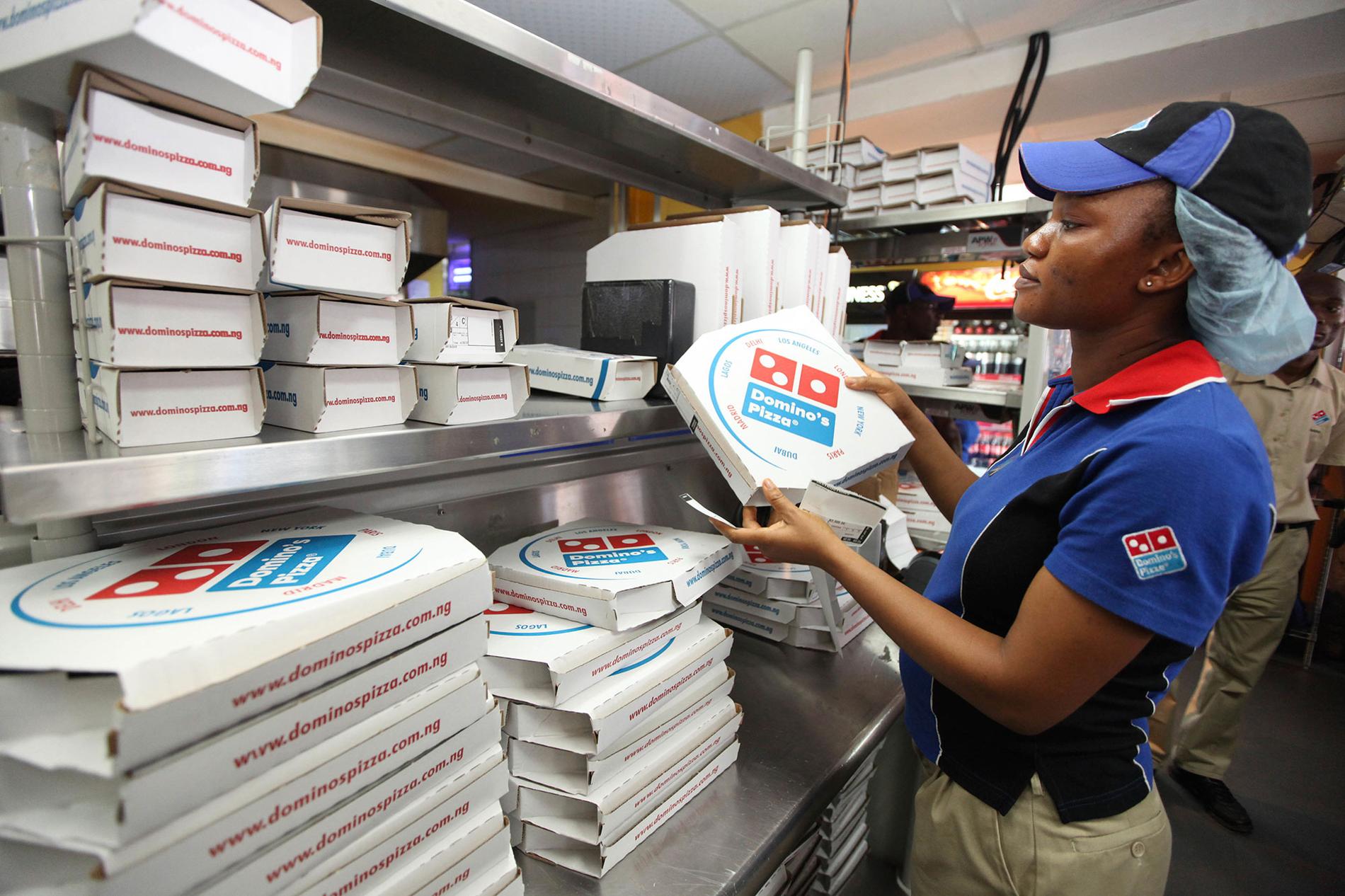 Pizzakjeden Domino’s har 13.000 restauranter verden over. Her fra en restaurant i Lagos i Nigeria. Den 11. september skal selskapet bygge om tre restauranter i distriktet, så følger resten etter neste år.
