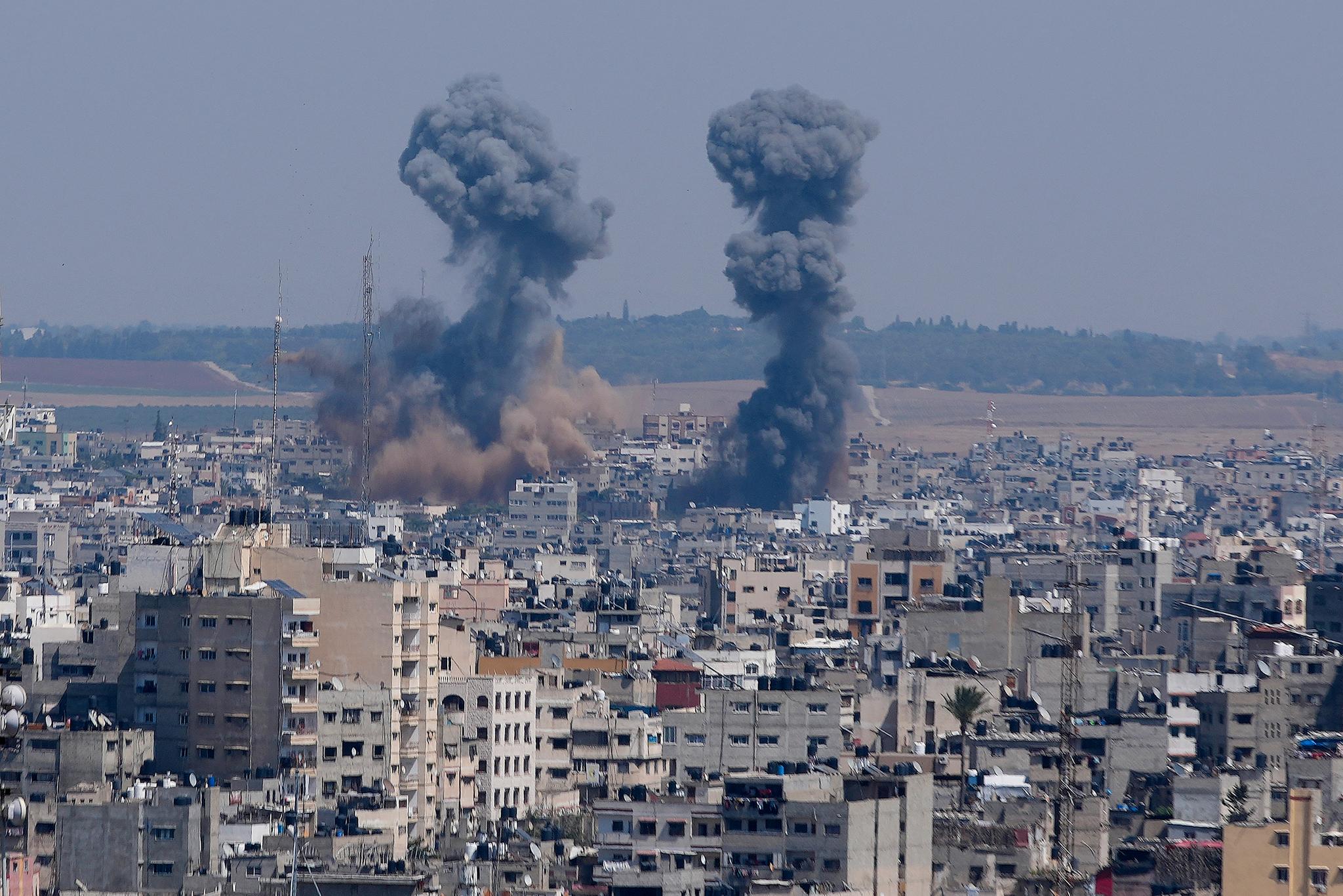 Israel har siden tirsdag angrepet over 100 mål på Gazastripen, noe som har kostet minst 22 palestinere livet. De fleste av ofrene er sivile, blant dem fem kvinner og fem barn. 