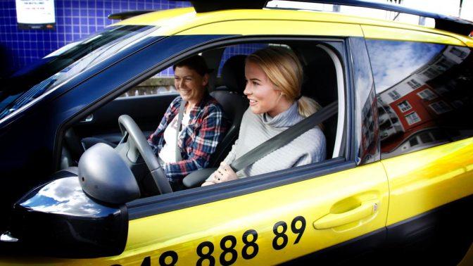 Kaja Ramfjord Larsen mener kjøretimer burde gi gyldig fravær. Det er kjøreskolelærer Torill Skau helt enig med henne i.