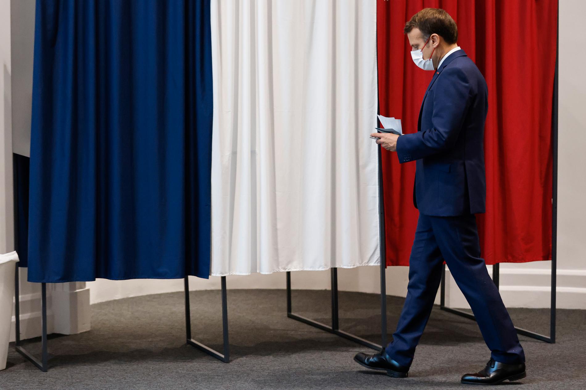 Frankrikes president Emmanuel Macron avlegger sin stemme i den andre runden i det franske regionvalget søndag. 